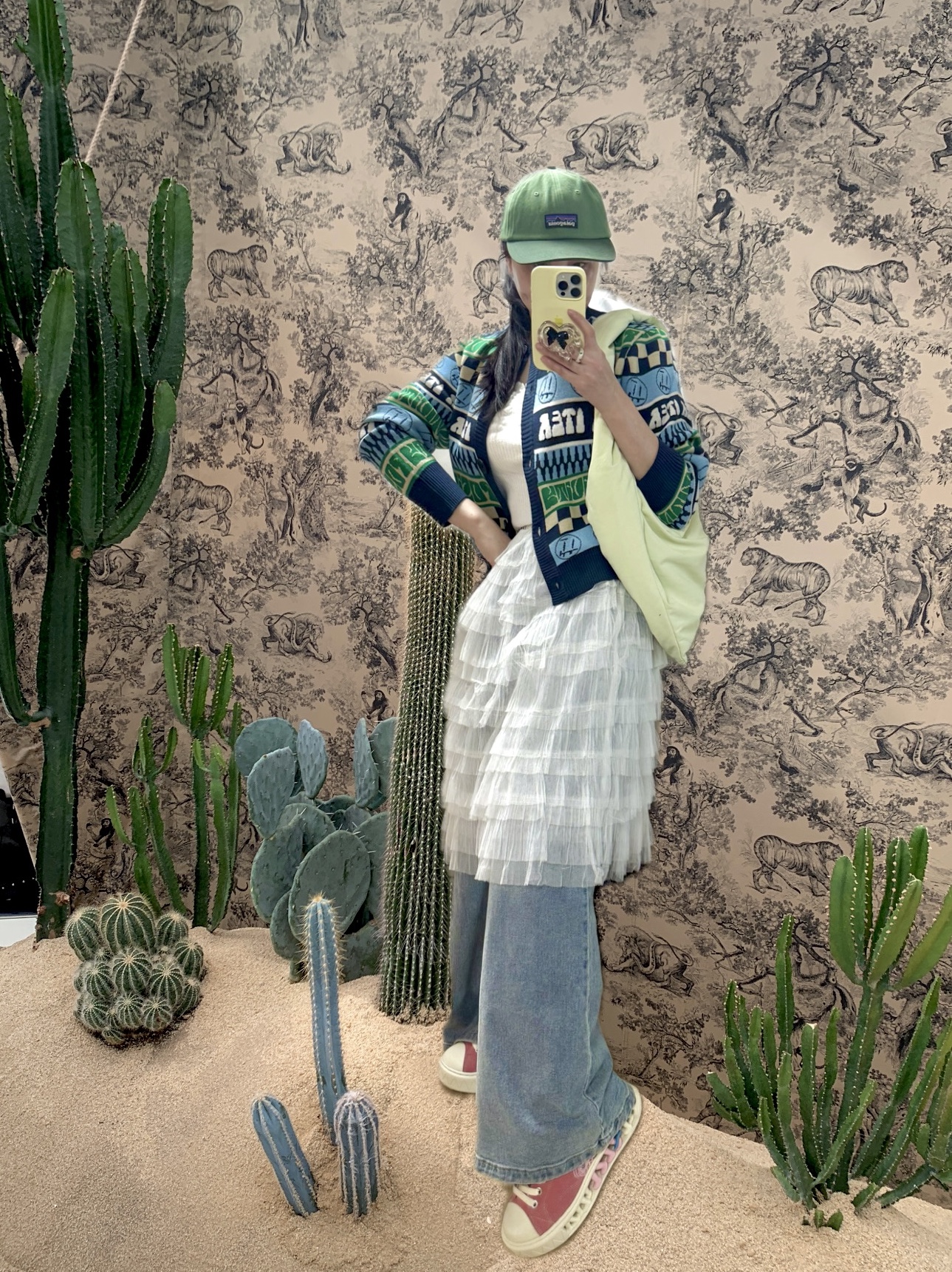 COS Kite Nylon Shoulder Bag Light Green 착용 스타일