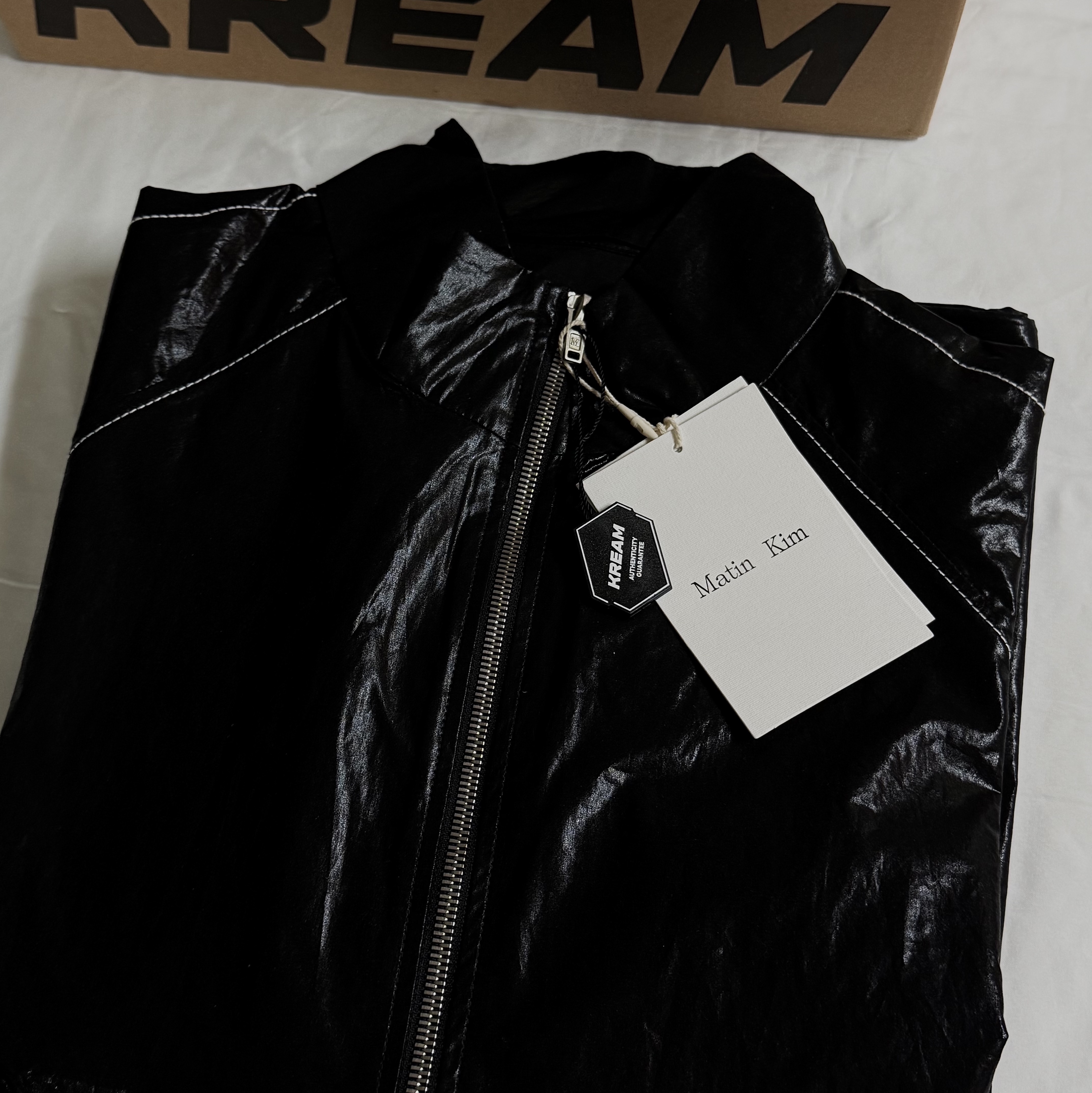 (W) Matin Kim Logo Coating Jumper Black 착용 스타일 - 3