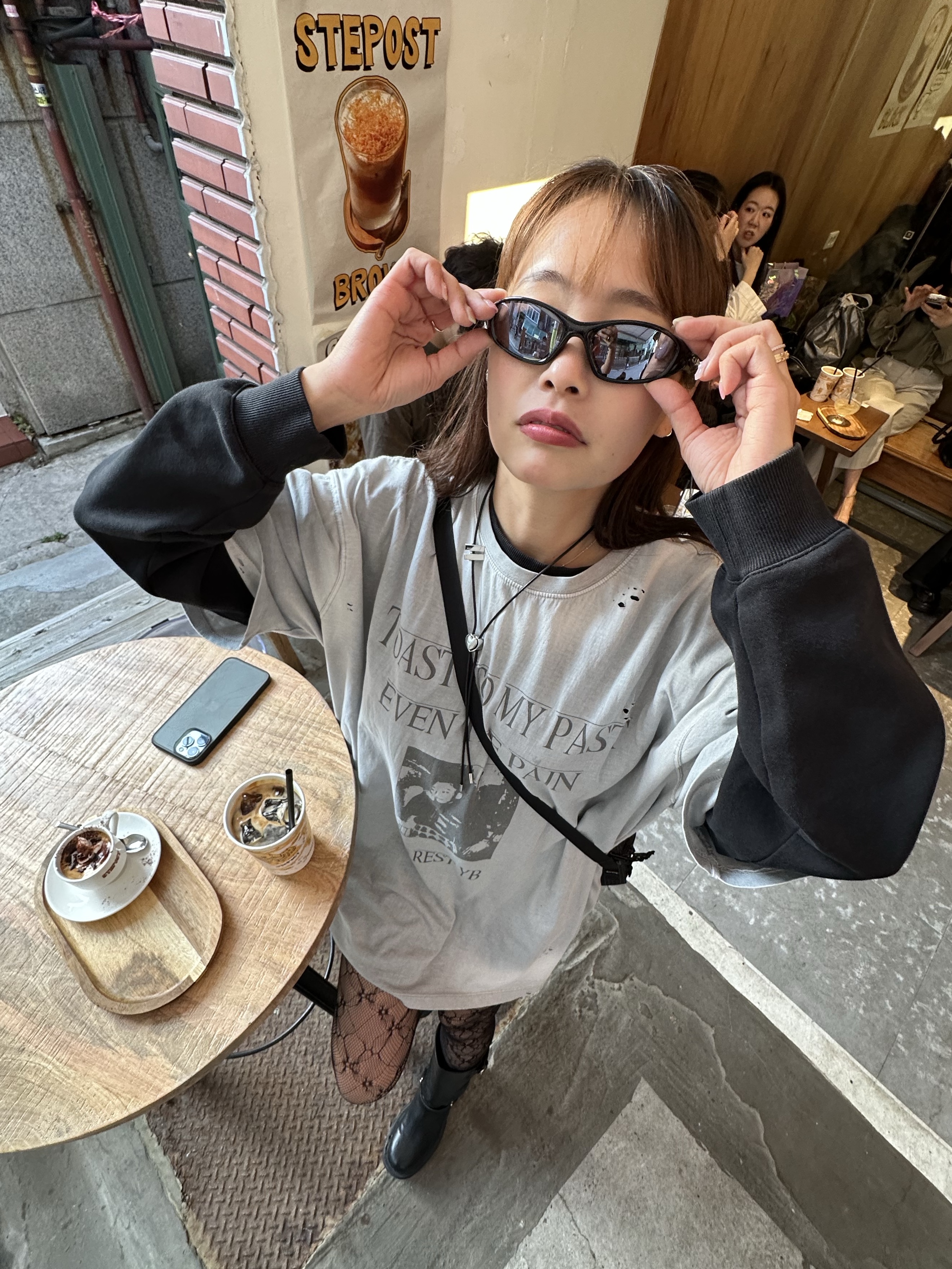 TOAST TO MY PAST YB VINTAGE T-SHIRT - LIGHT GRAY, Supreme Shoulder Bag Black - 24SS 착용 스타일 - 5