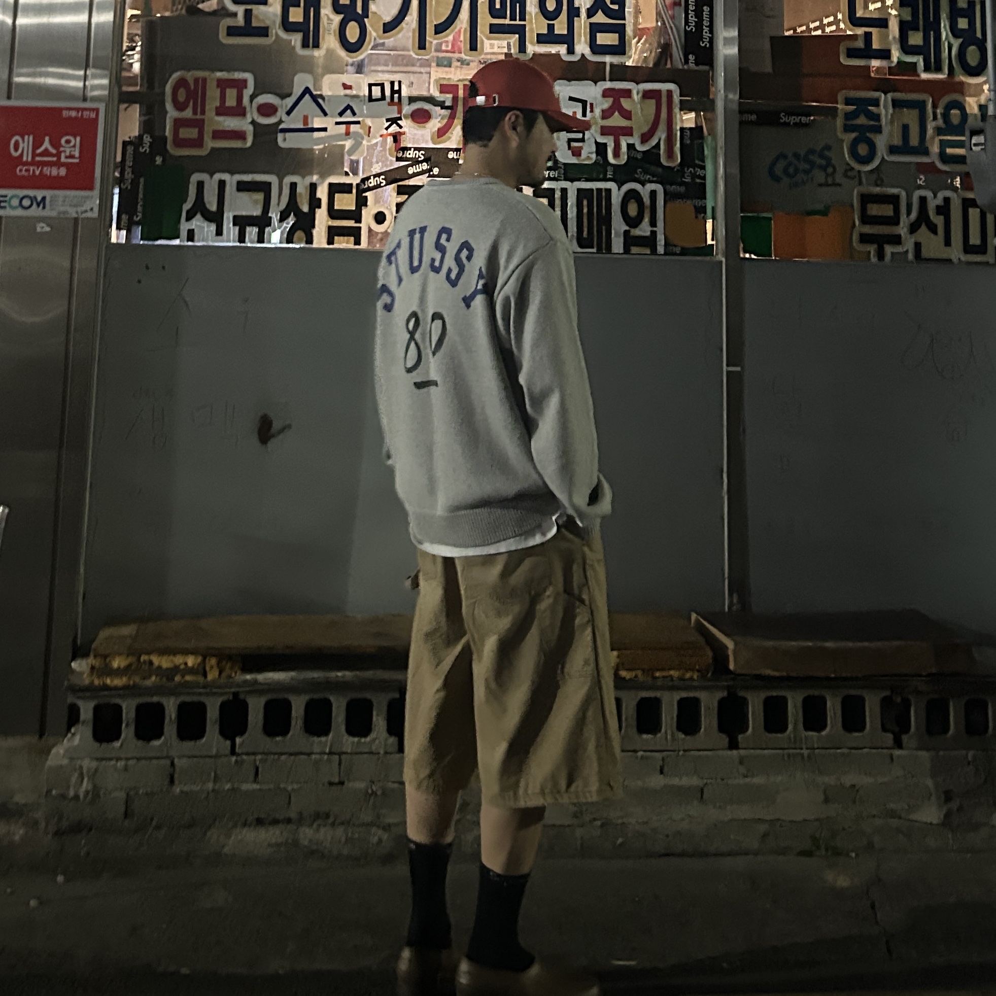 Stussy Handwritten Sweater Heather Grey, Human Made 6 Panel Twill Cap Red 착용 스타일