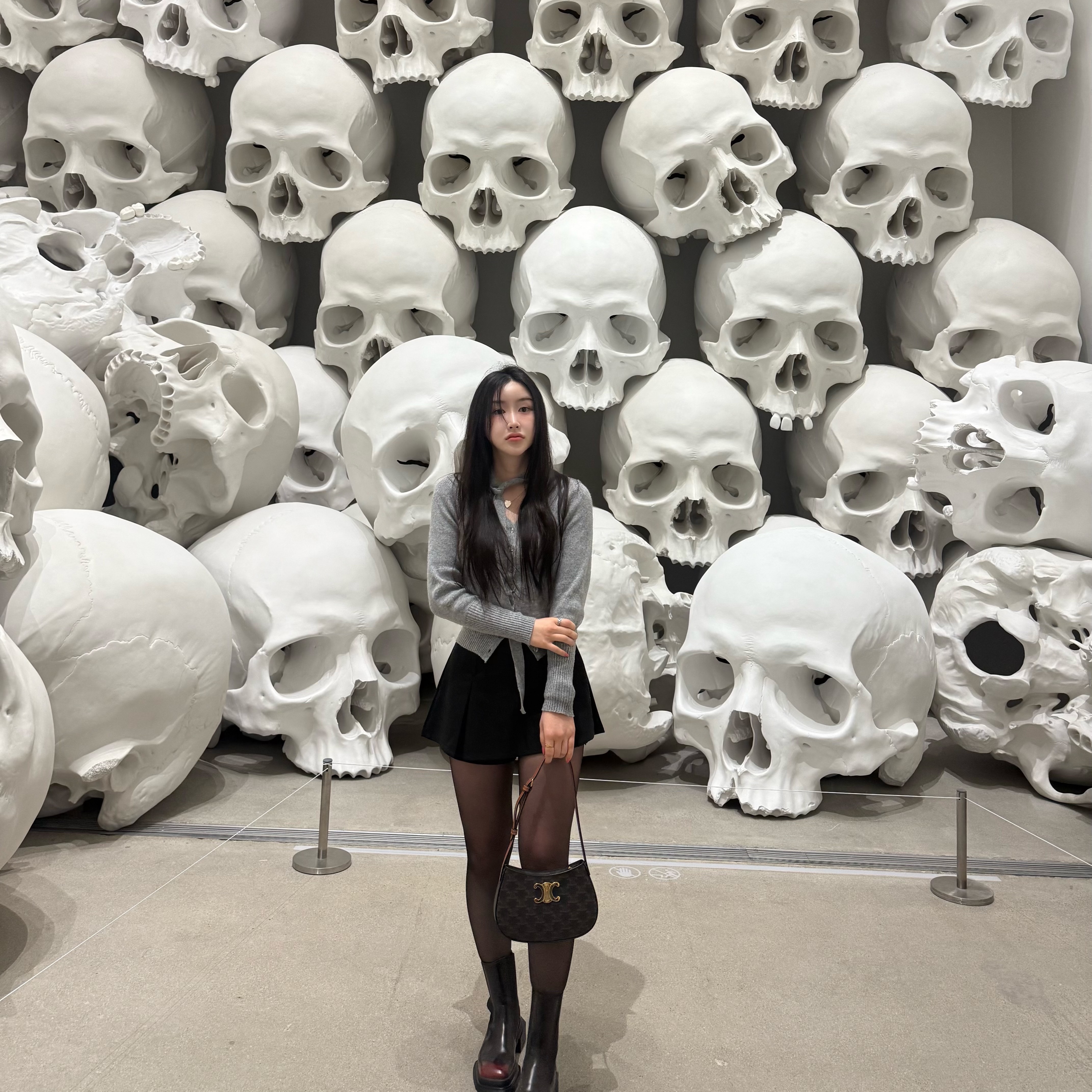 Celine Mini Ava in Triomphe Canvas and Calfskin Tan, Celine Medium Ava Chain in Smooth Calfskin Black 착용 스타일 - 4