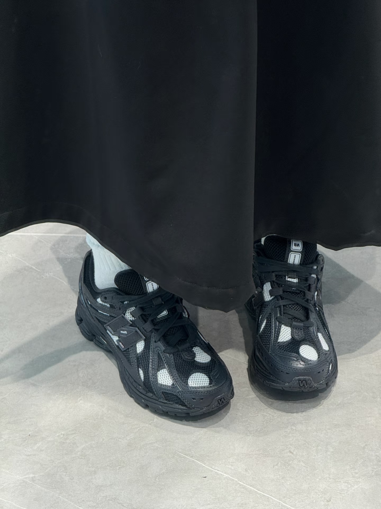 New Balance 1906R Polka Dot Black 착용 스타일 - 2