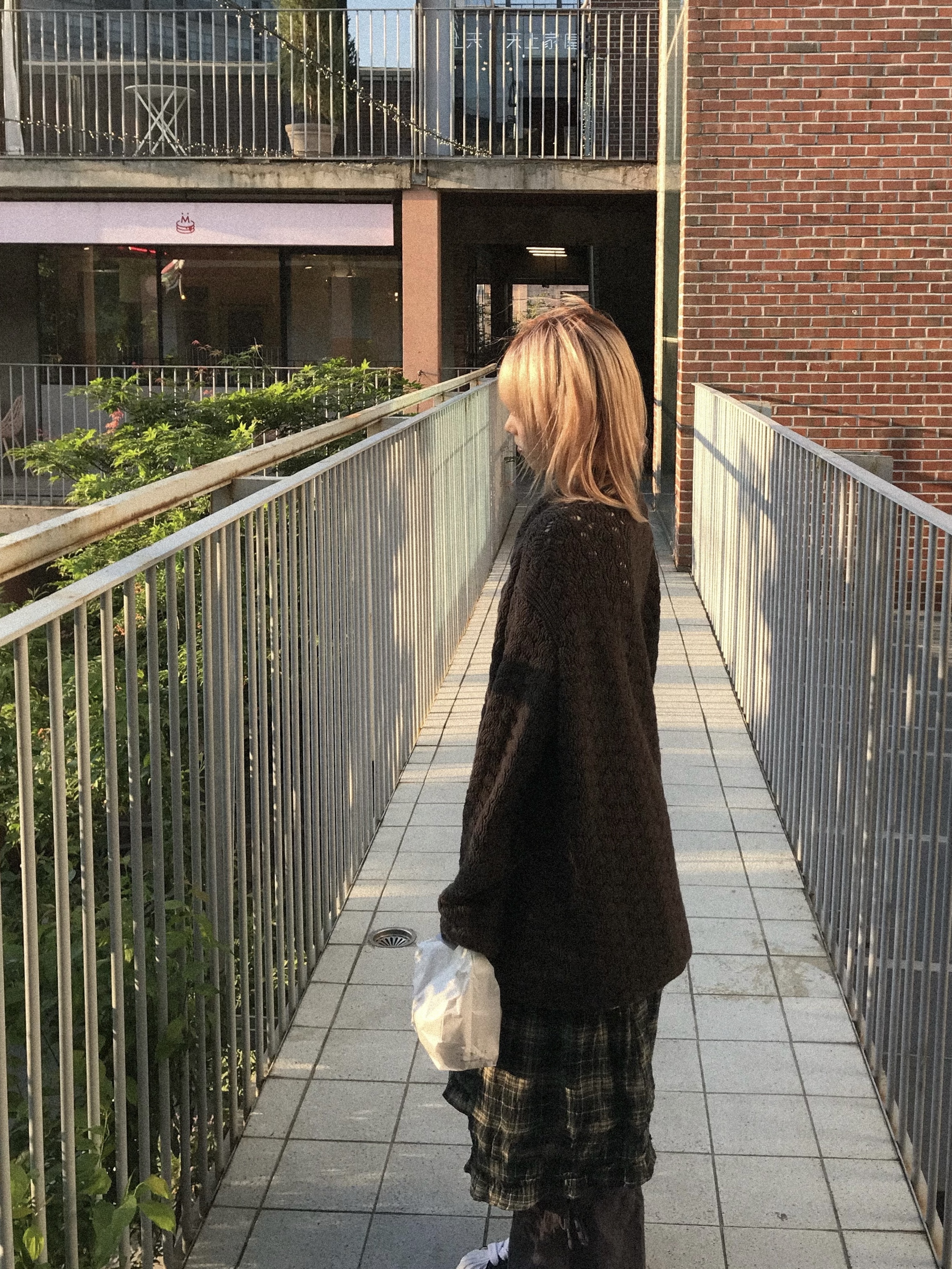 COYSEIO Shirring Midi Skirt Check, Maison Mihara Yasuhiro Blakey OG Sole Canvas Low-top Sneakers Black White 착용 스타일 - 5