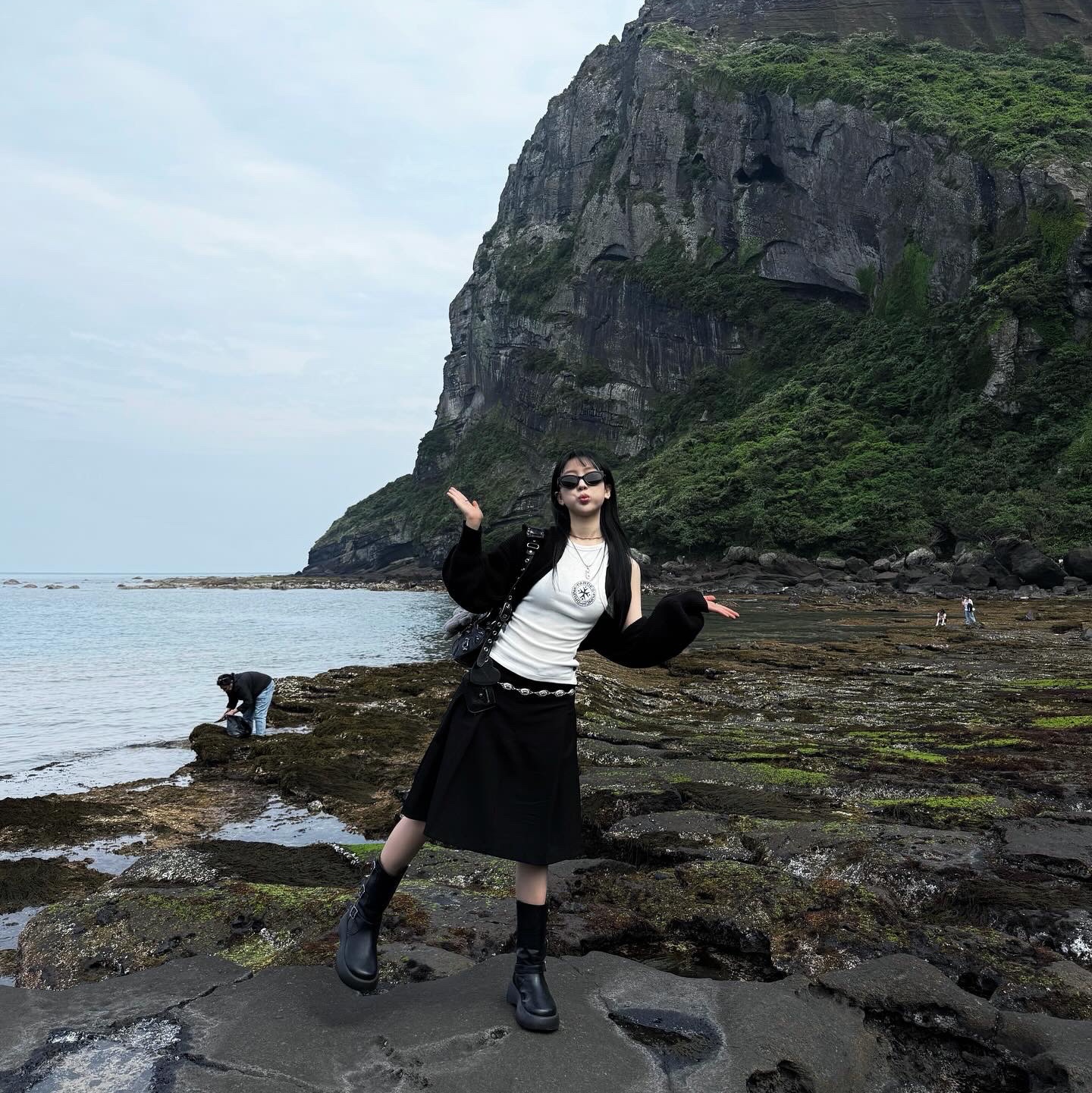 Balenciaga Arena Lambskin Le Cagole XS Shoulder Bag Black, Punch Drunk Parties Mother's Worry Tank Top White 착용 스타일
