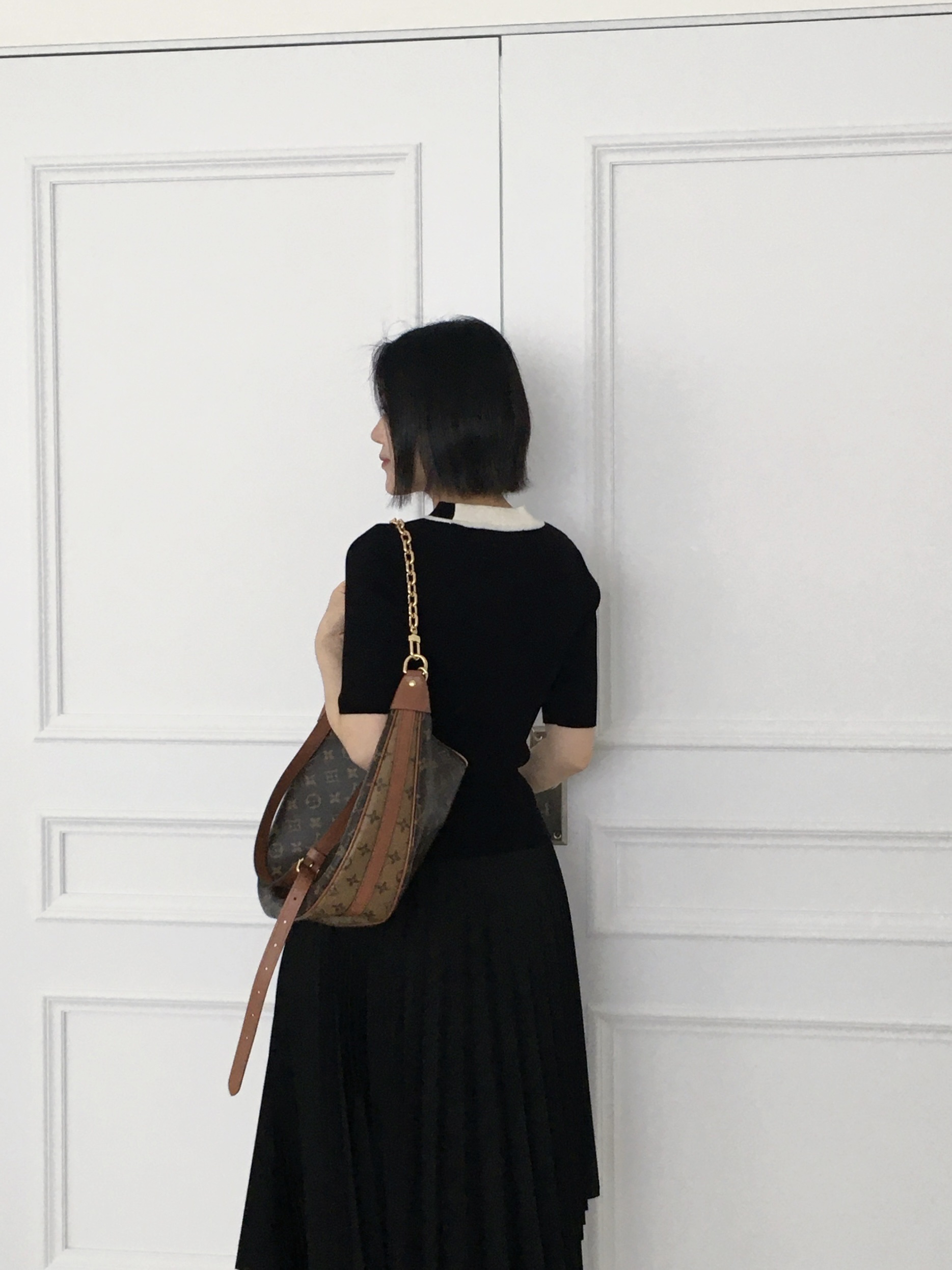 Louis Vuitton Loop Hobo Monogram 착용 스타일 - 2