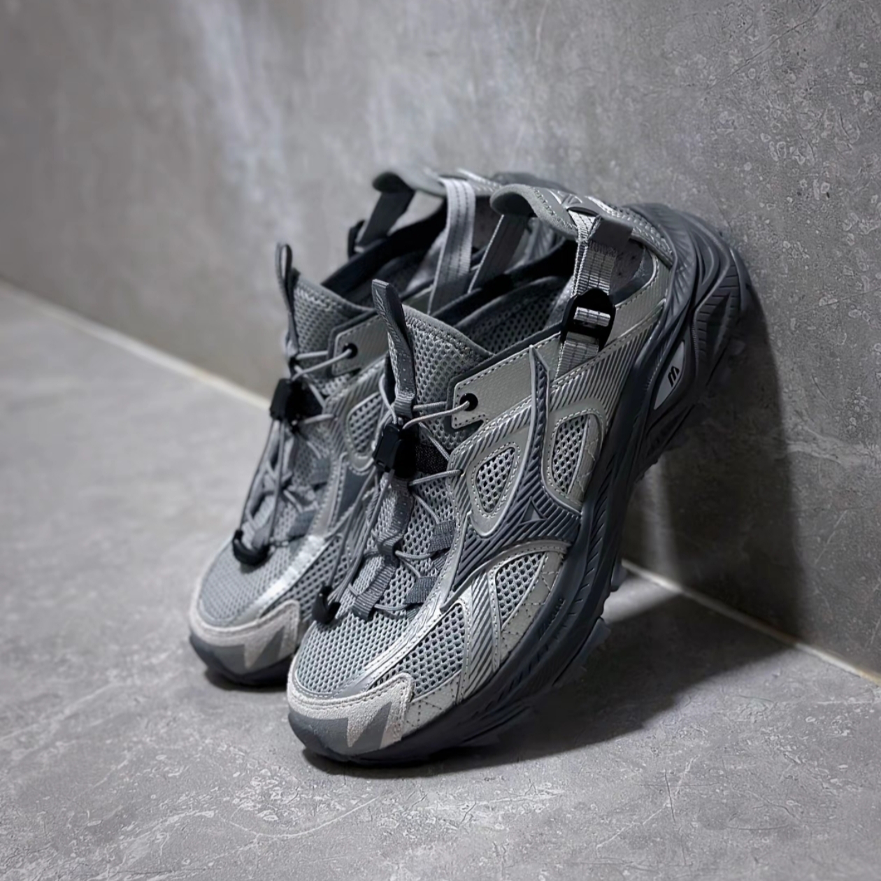 Mizuno Racer Trail SE Silver Grey 착용 스타일 - 2