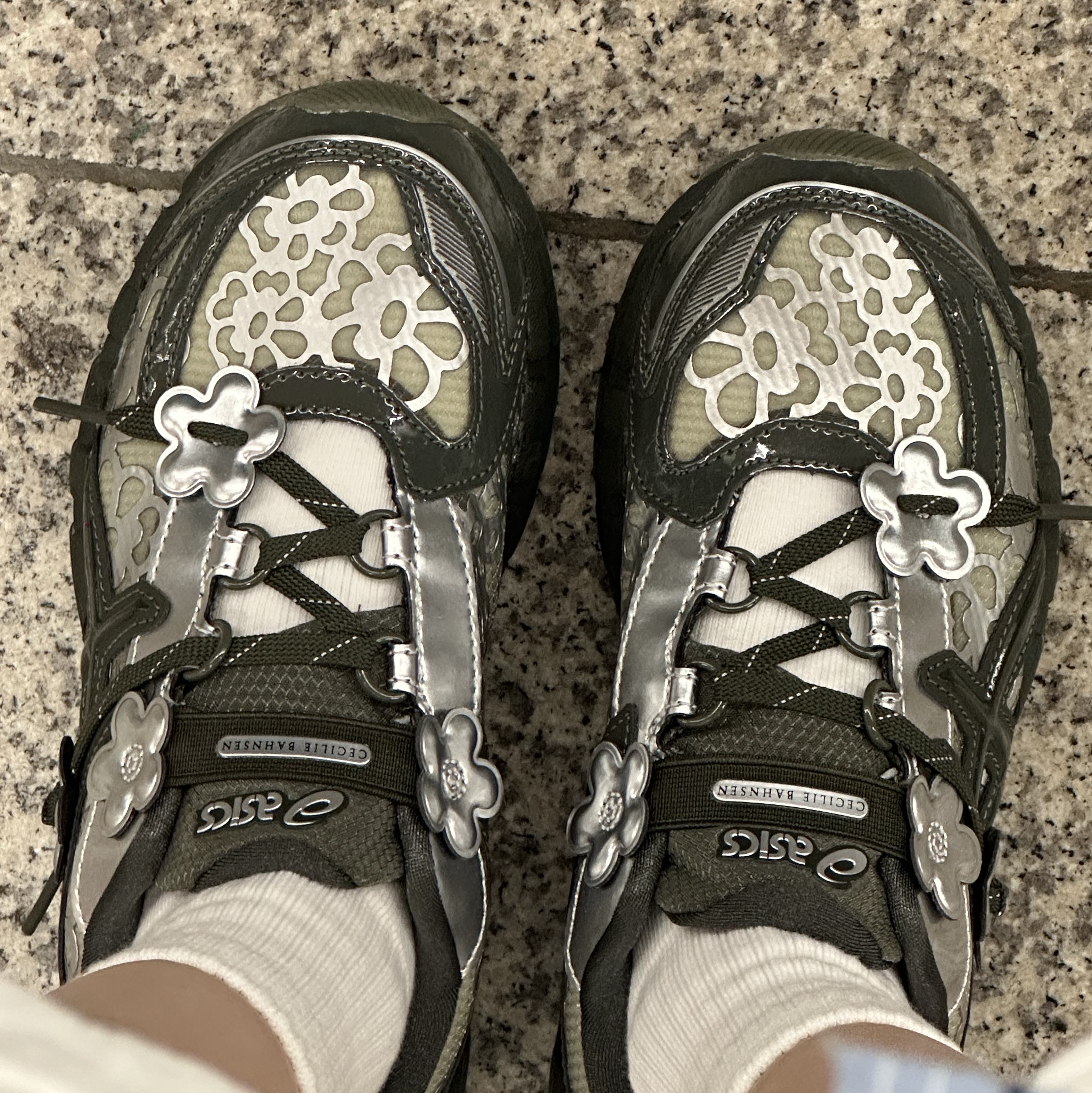 Asics x Cecilie Bahnsen Gel-Kayano 20 Olive 착용 스타일