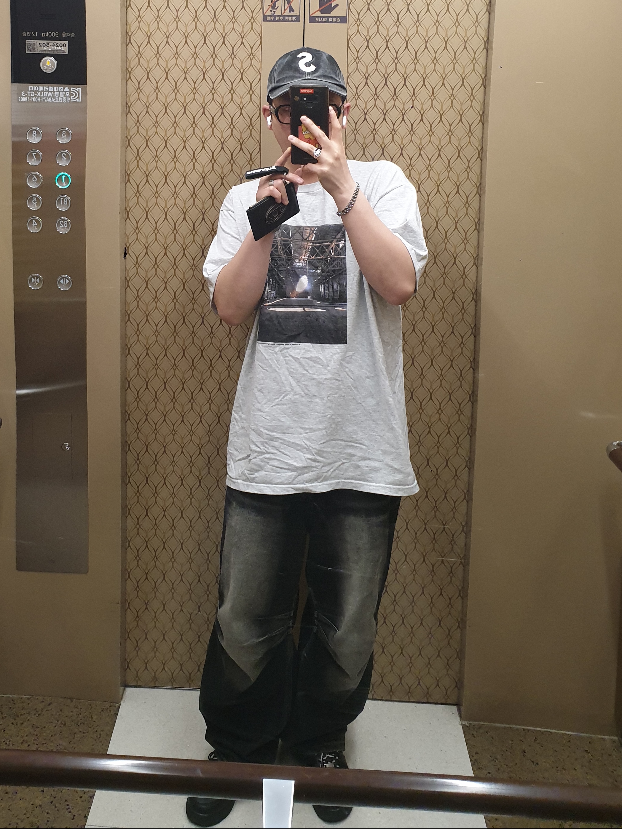 Supreme Day's End T-Shirt Ash Grey - 24FW, Supreme Ripstop Keychain Black - 24SS 착용 스타일 - 1