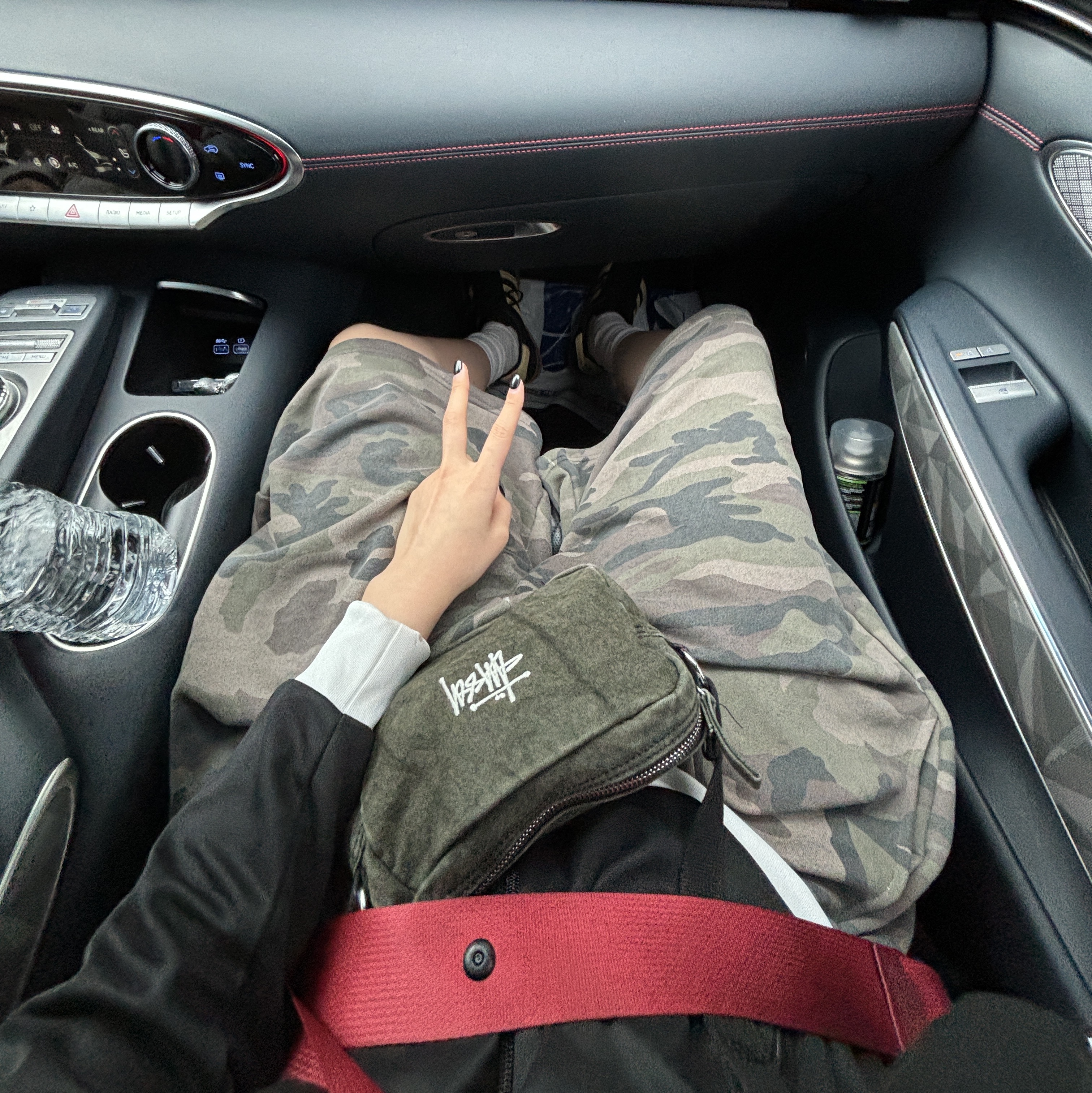 Stussy Canvas Side Pouch Washed Black 착용 스타일