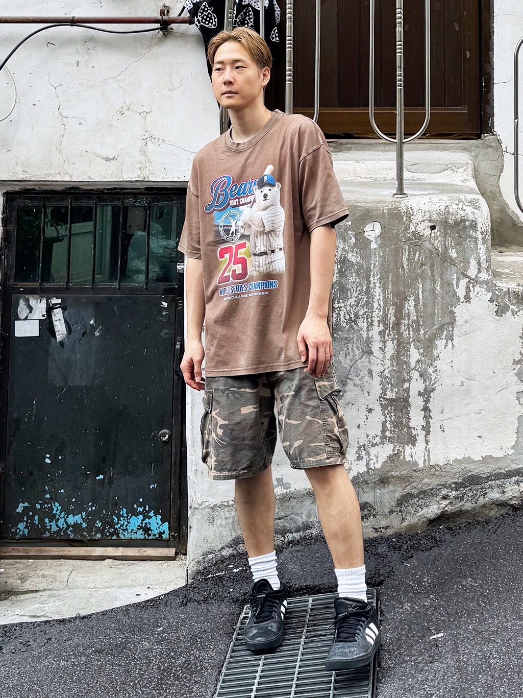 QT8 GARMENTS Bear Champ AQ Washed Tee Brown, QT8 GARMENTS BN Camo Ripstop Cargo Shorts Khaki 착용 스타일 - 1