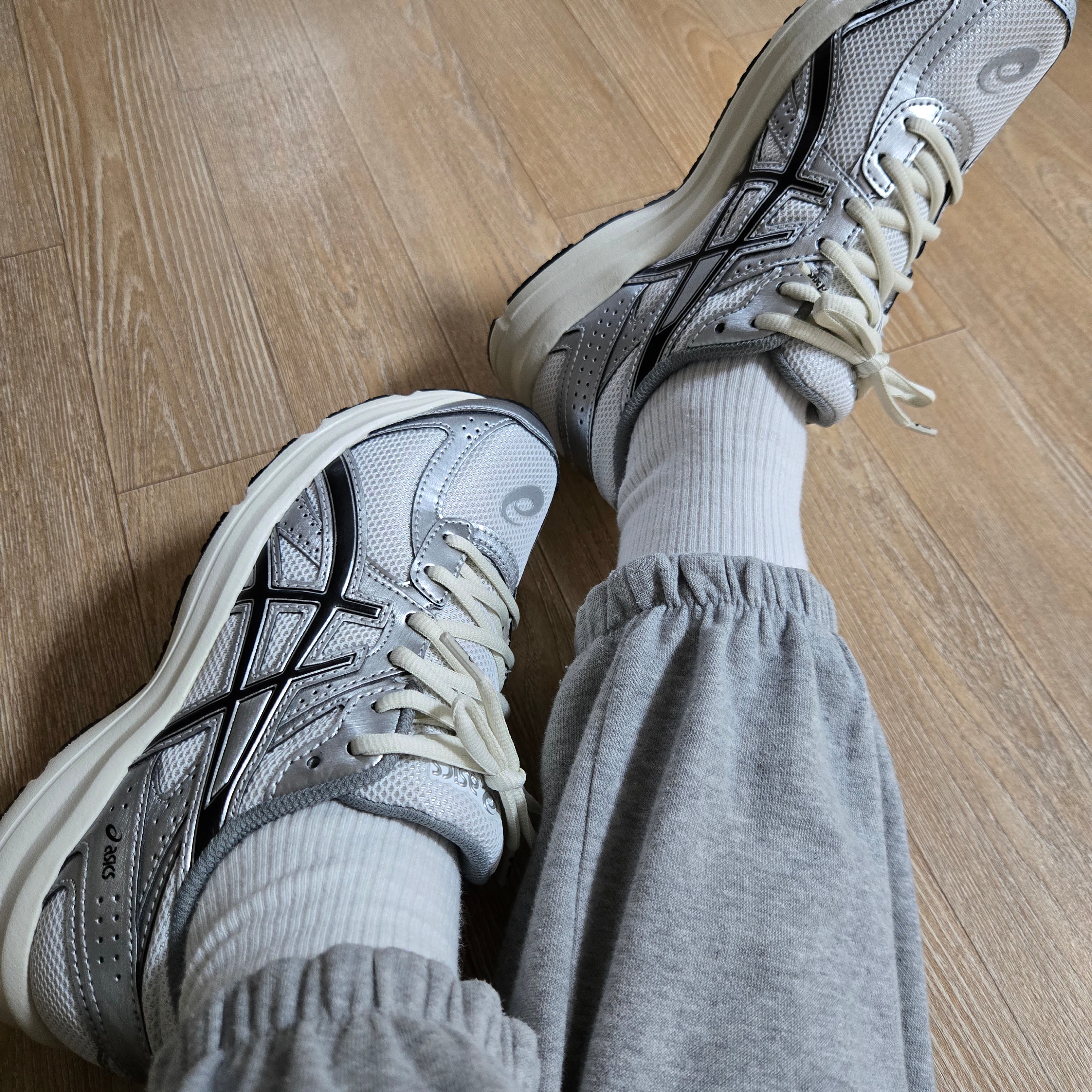 Asics Jog 100 S White Black - 2E Wide 착용 스타일 - 2