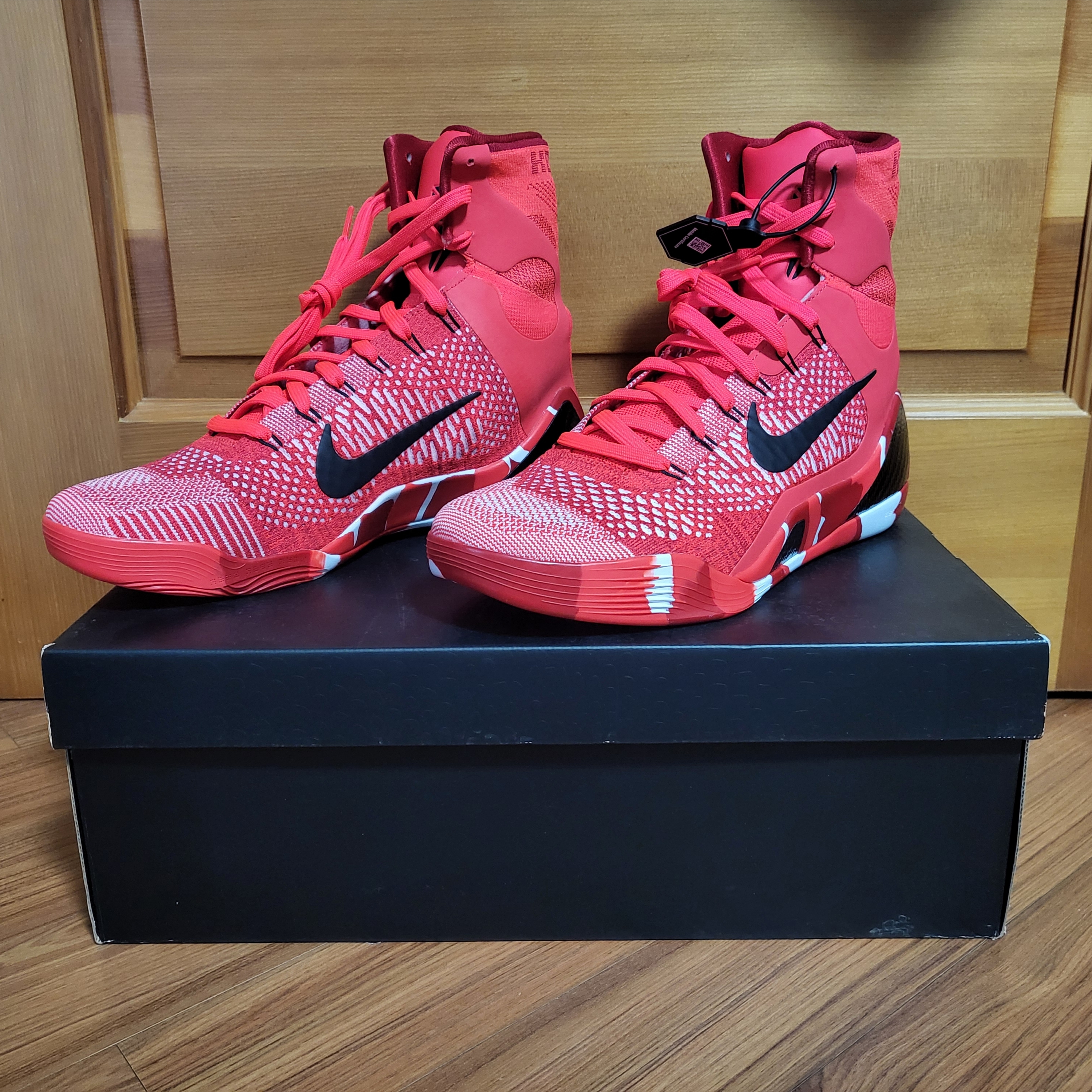 Nike Kobe 9 Elite High Protro Bright Crimson and Emerald Green 착용 스타일