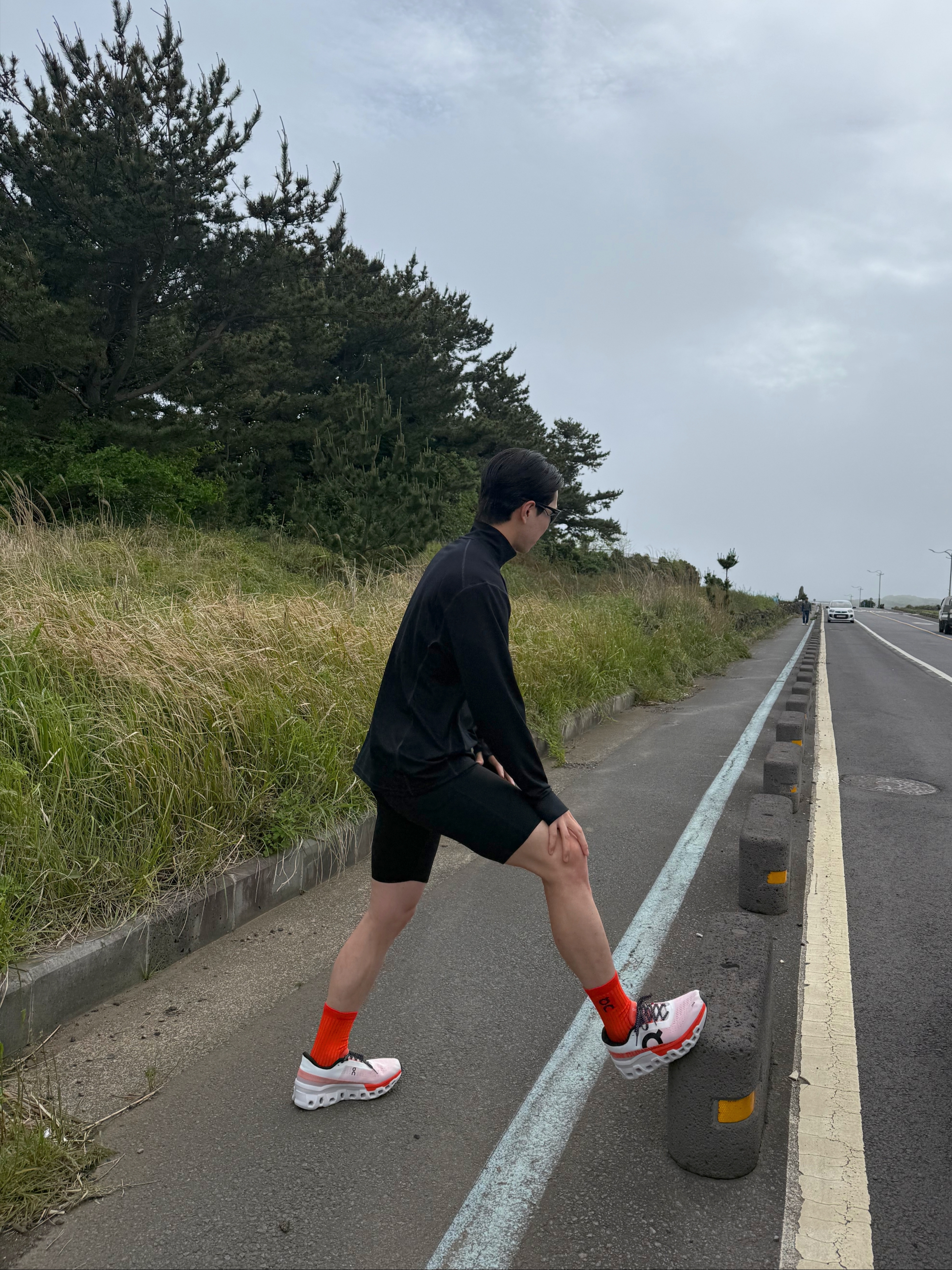 On Running Cloudmonster 2 Undyed Flame, Optimistic Runners Short Tights Black 착용 스타일 - 2