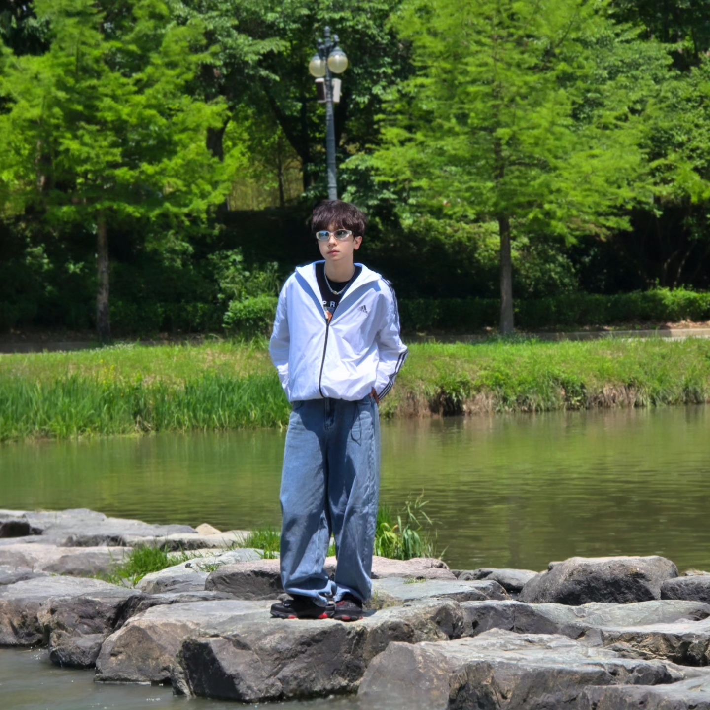 Adidas Essential 3S Woven Windbreaker Jacket White - KR Sizing, NOMANUAL Raw Vision Denim Pants White Blue 착용 스타일 - 3