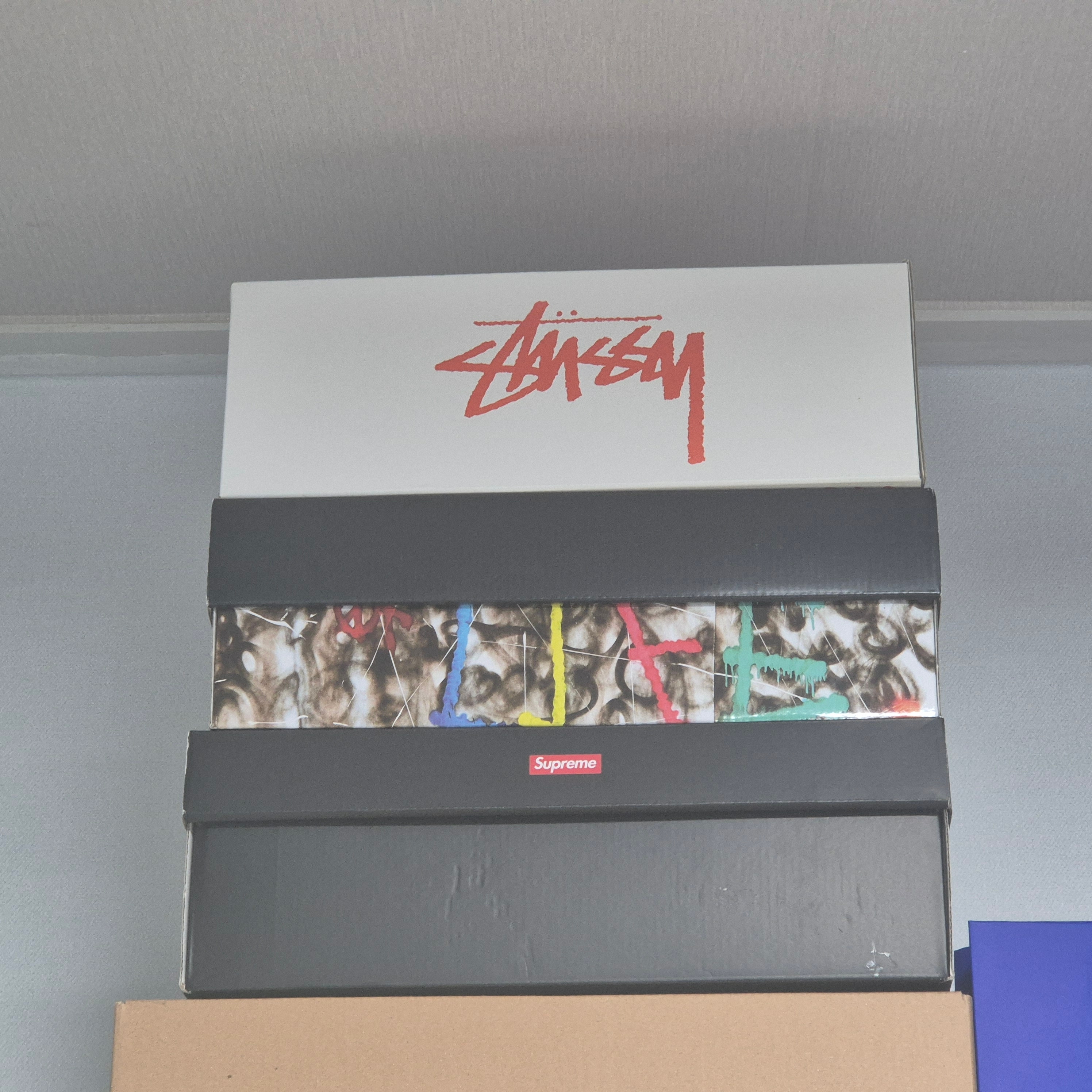 Nike x Supreme Air Force 1 Low White, Nike x Peaceminusone Air Force 1 Low Para-Noise 3.0 Black and Multicolor 착용 스타일