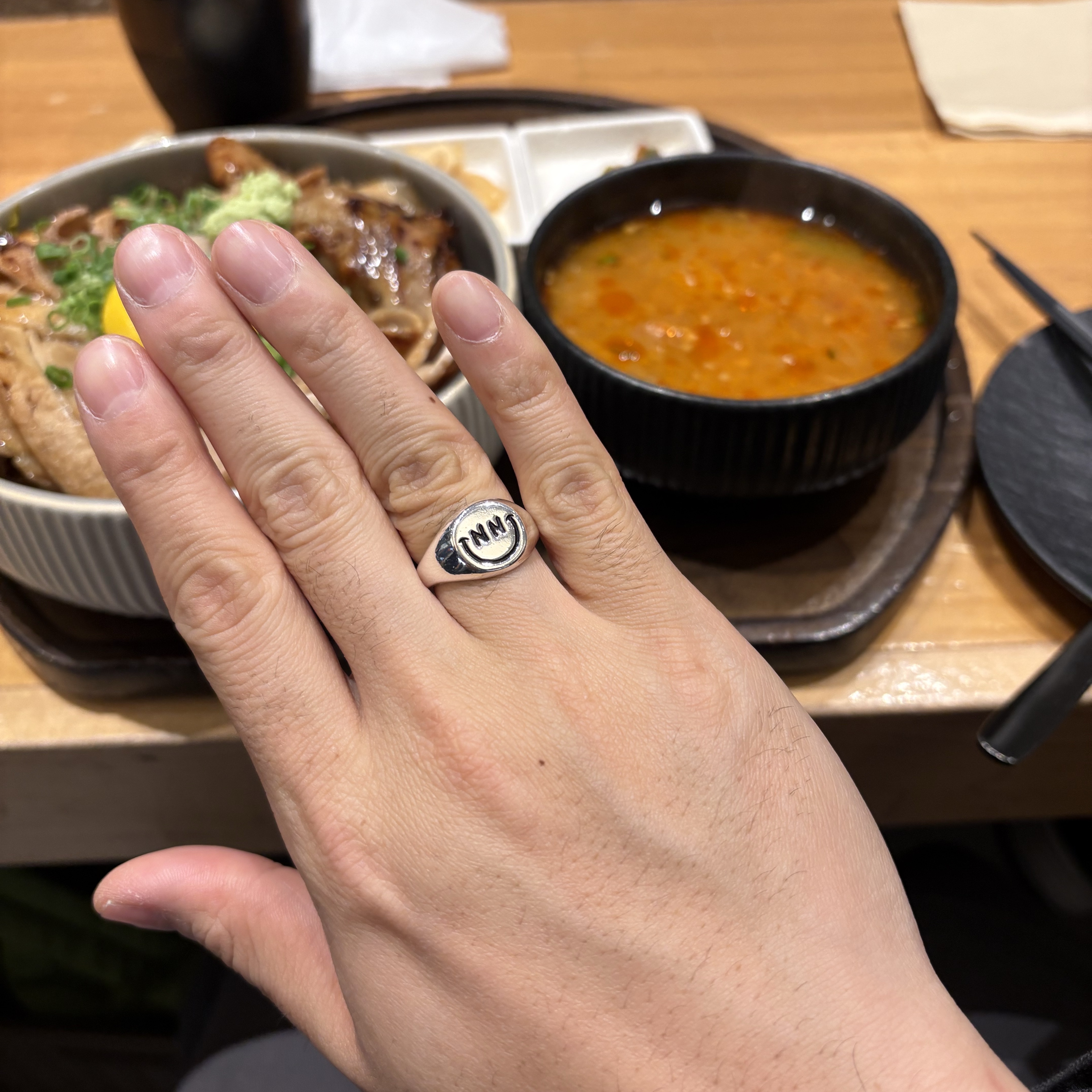 Nonenon Black Smile Ring 착용 스타일
