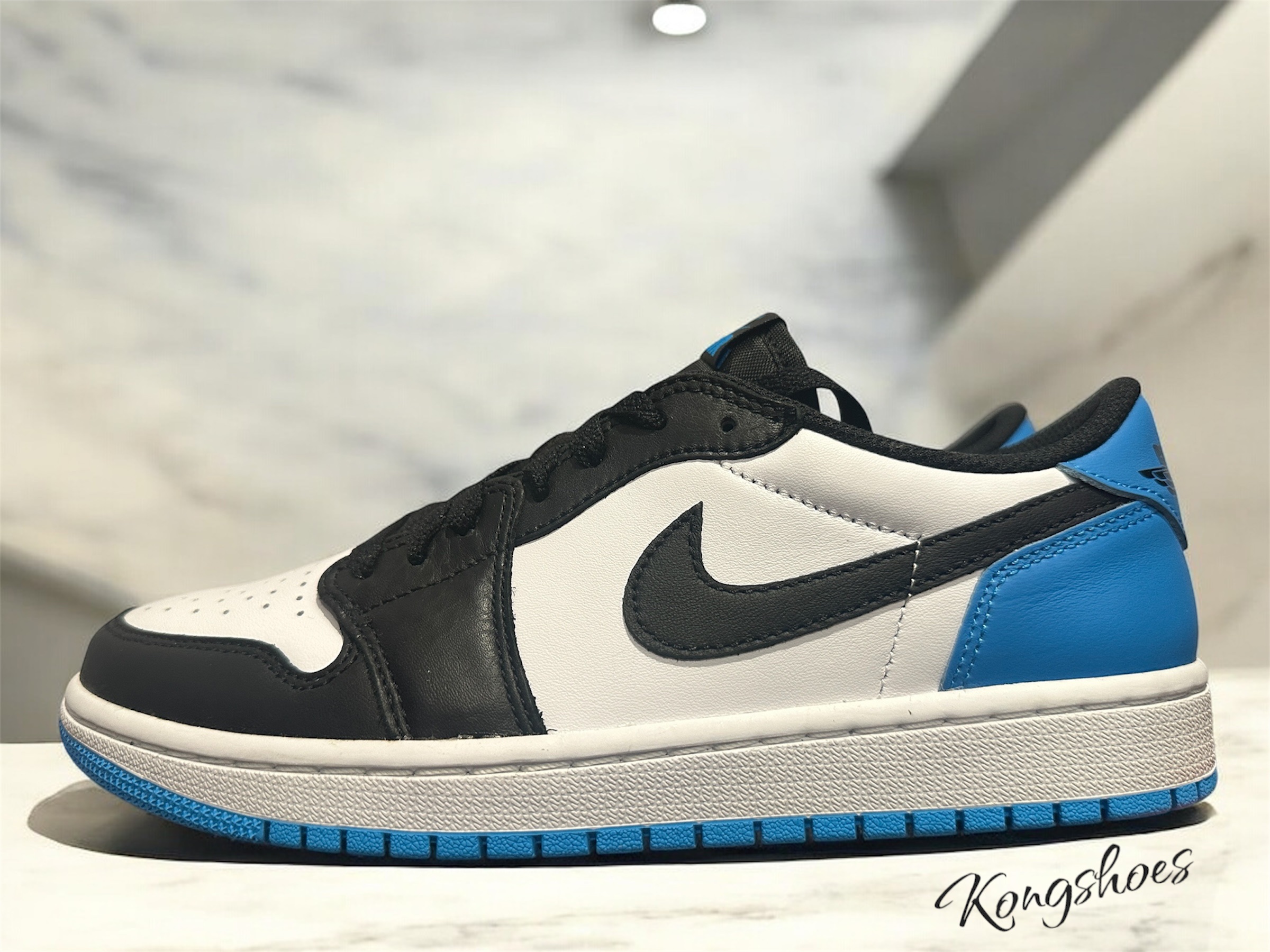 Jordan 1 Retro Low OG Black and Dark Powder Blue 착용 스타일
