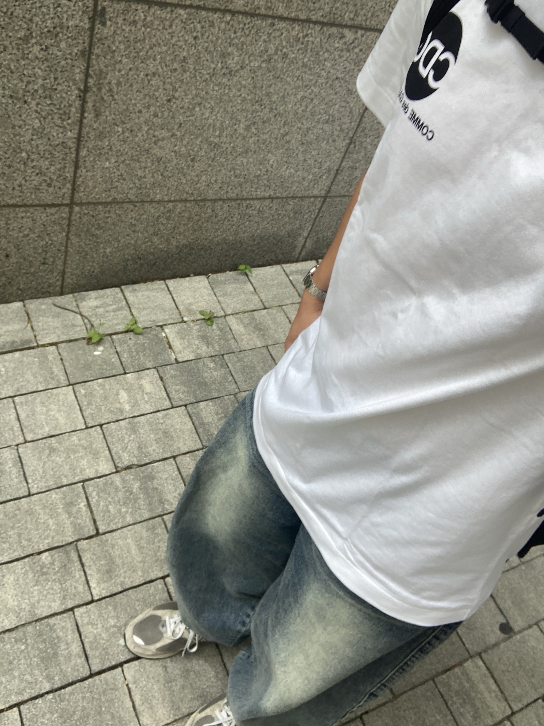 CDG T-Shirt2 White, New Balance 2002R Grey 착용 스타일