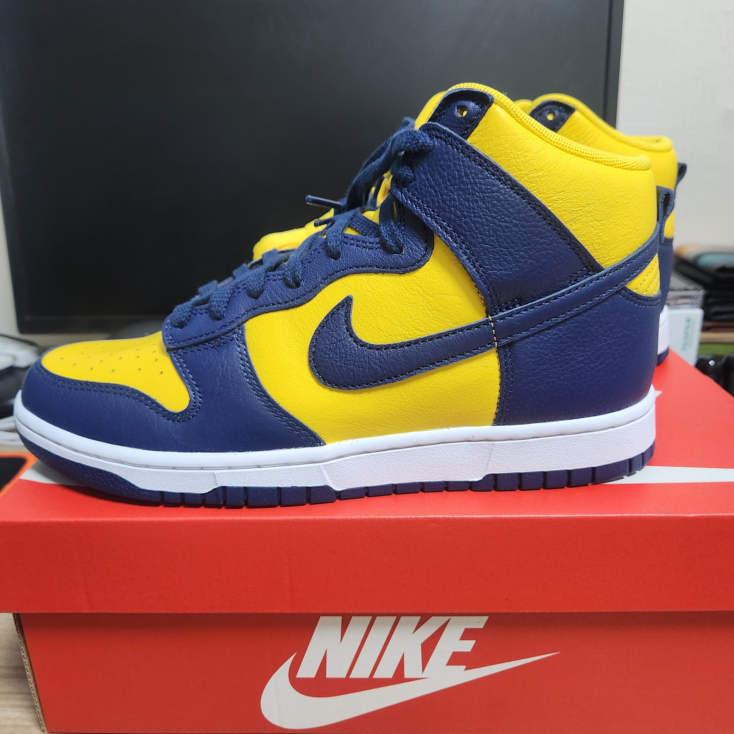 Nike Dunk High Retro SE Varsity Maize White 착용 스타일