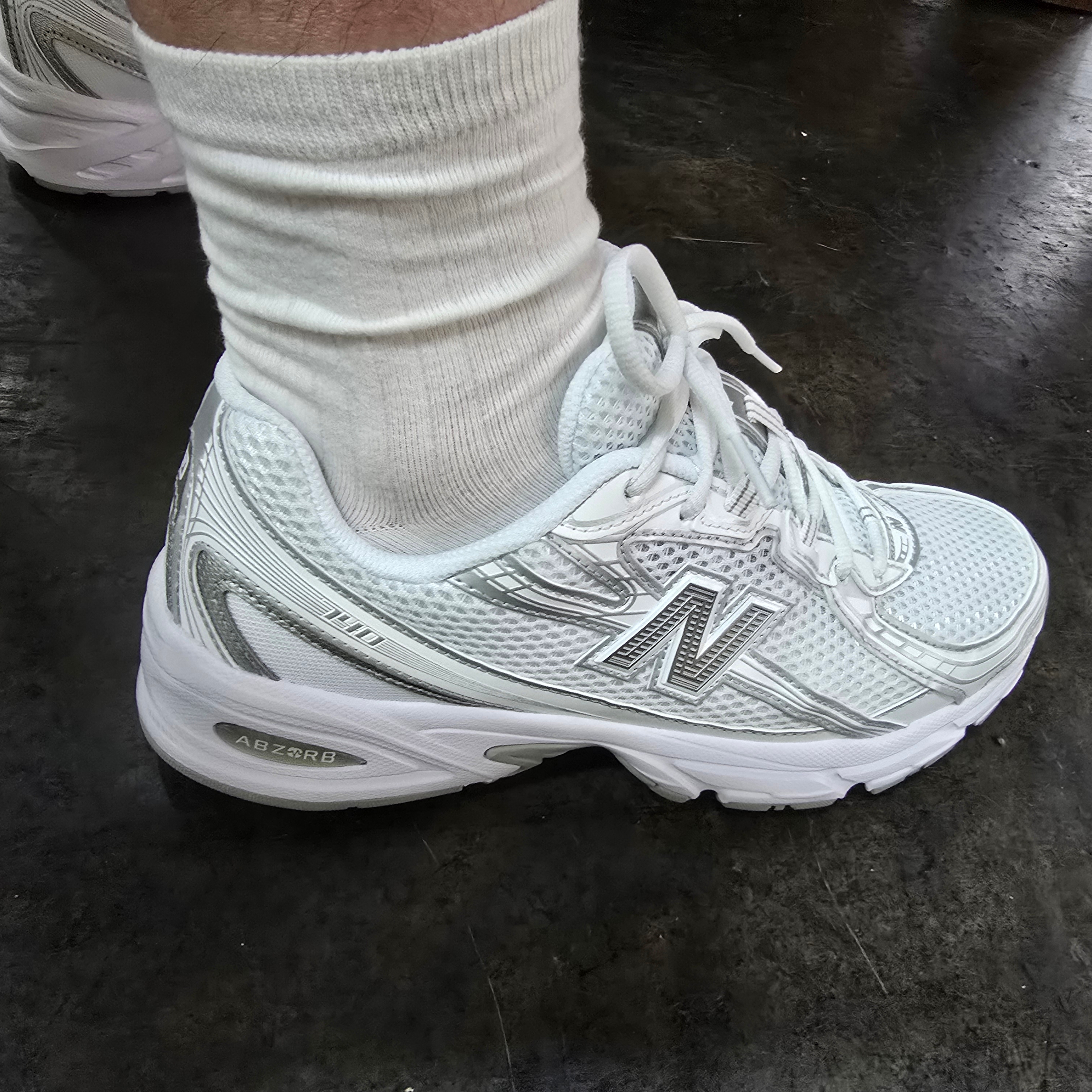 New Balance 740v2 White Silver Metallic 착용 스타일