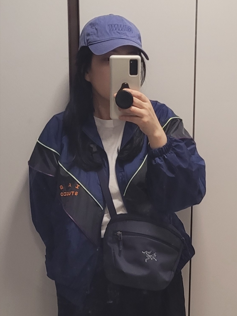IAB Studio x Arcane Zaun Tracktop Night Blue Neon, (W) Ganni Embroidered Logo Cap Black 착용 스타일 - 3