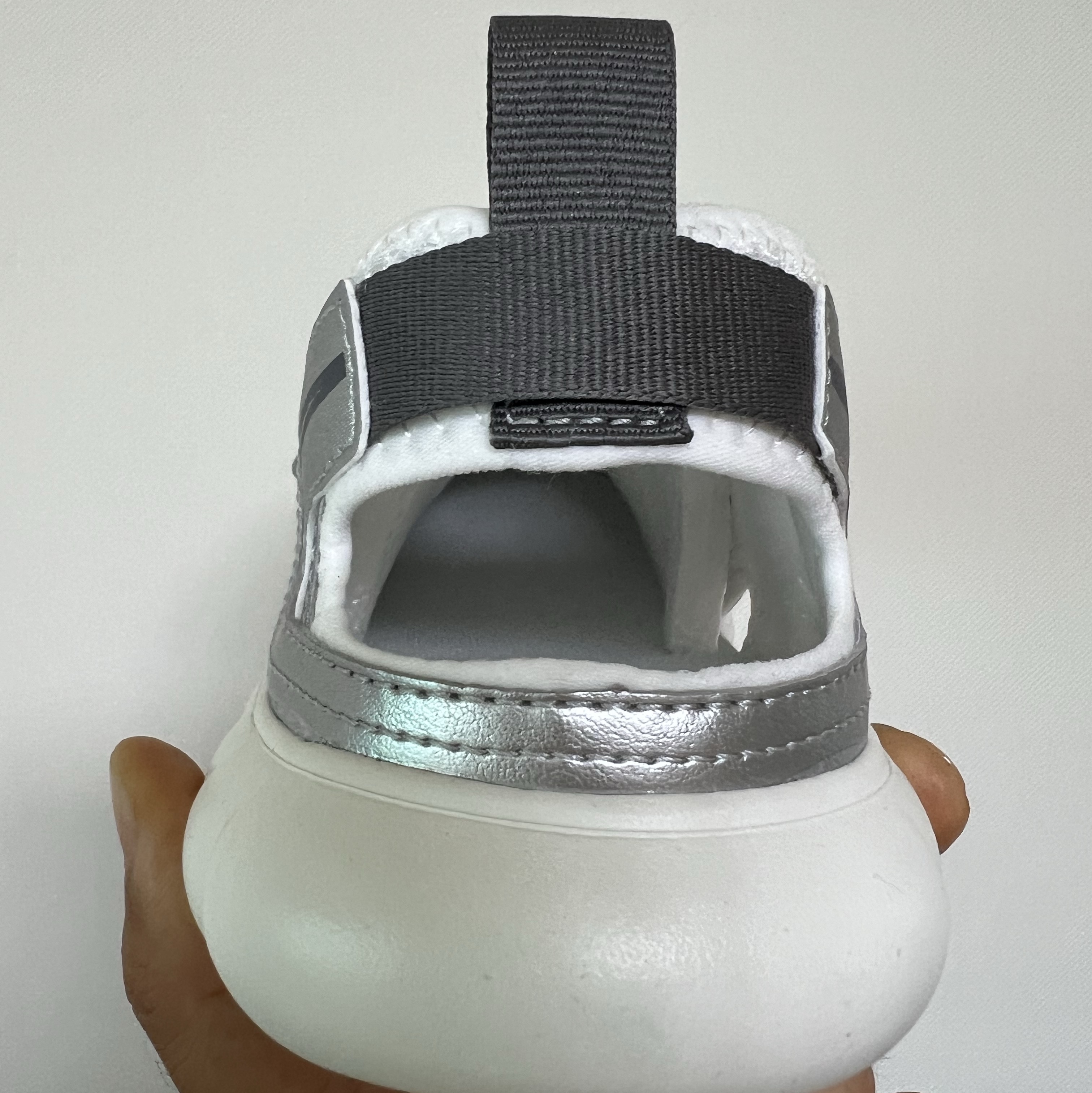 (Kids) New Balance Freedle 920 Sandal Silver 착용 스타일 - 3