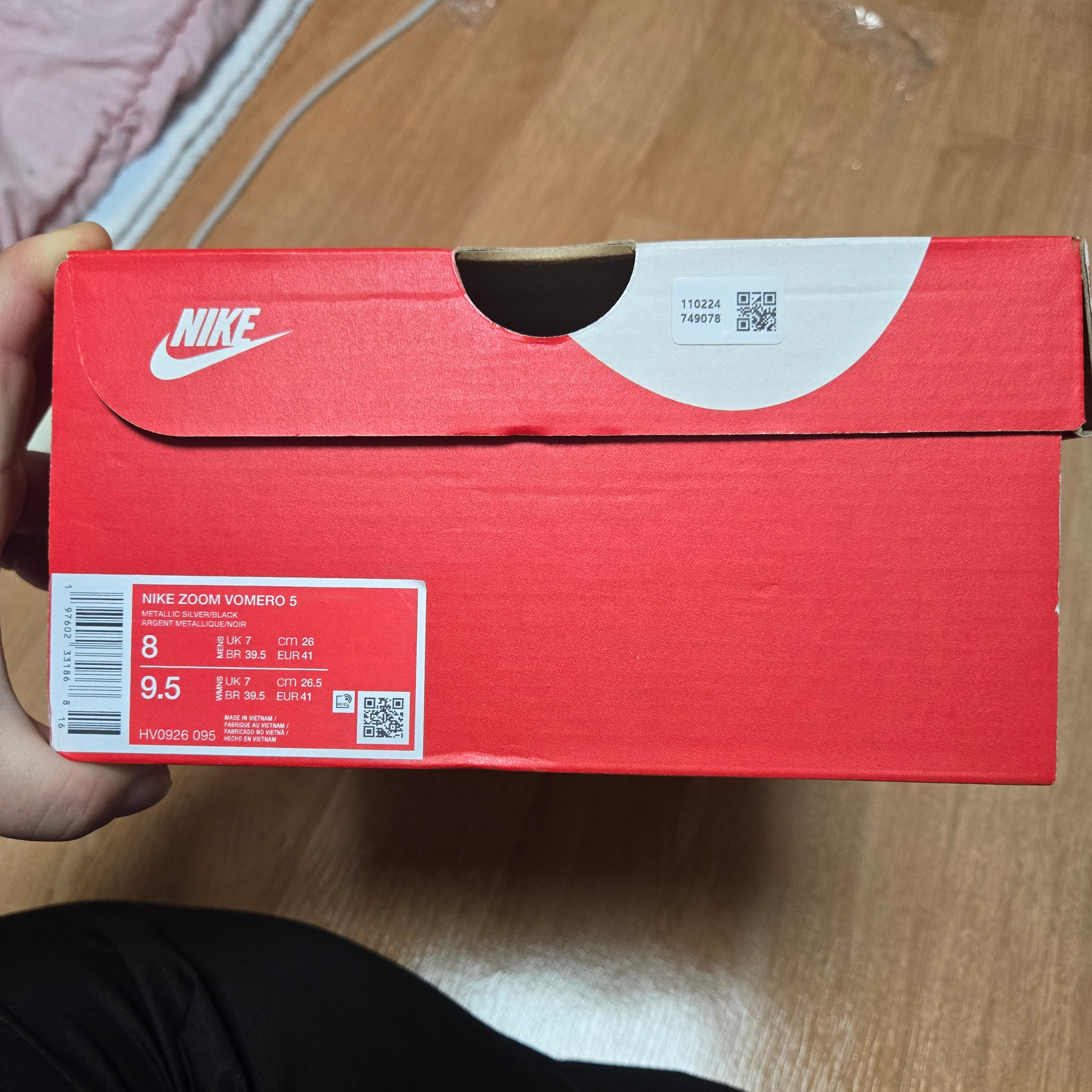 Nike Zoom Vomero 5 Metallic Silver University Red 착용 스타일 - 1