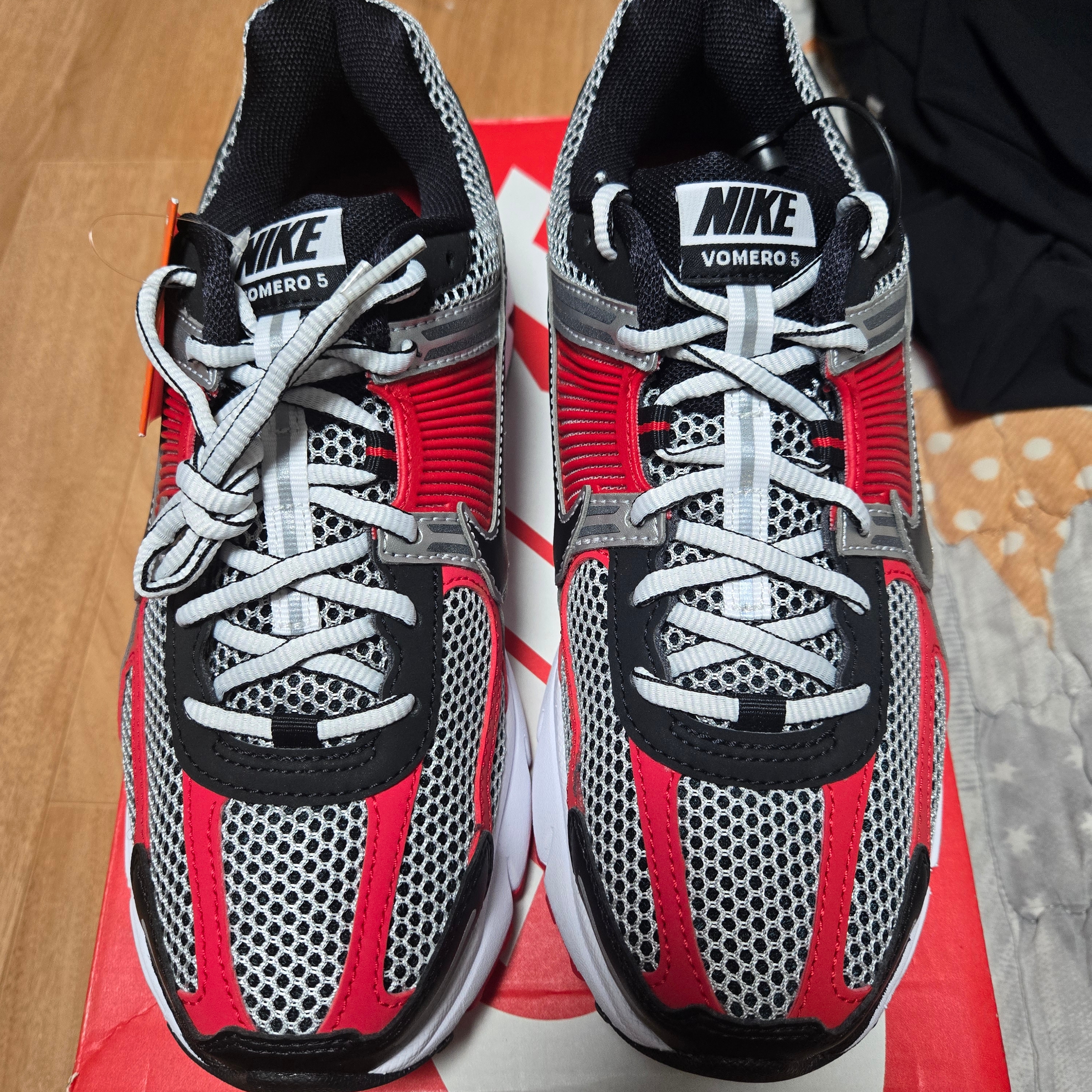 Nike Zoom Vomero 5 Metallic Silver University Red 착용 스타일 - 2