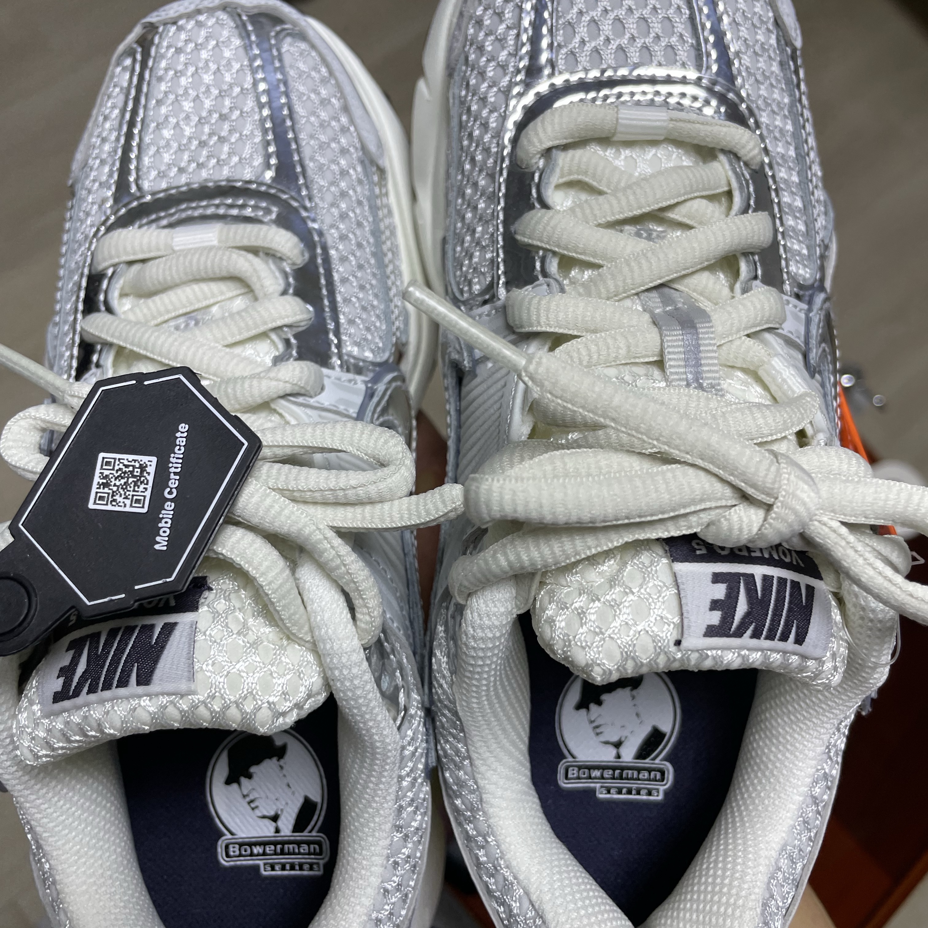 (W) Nike Zoom Vomero 5 Photon Dust and Metallic Silver 착용 스타일