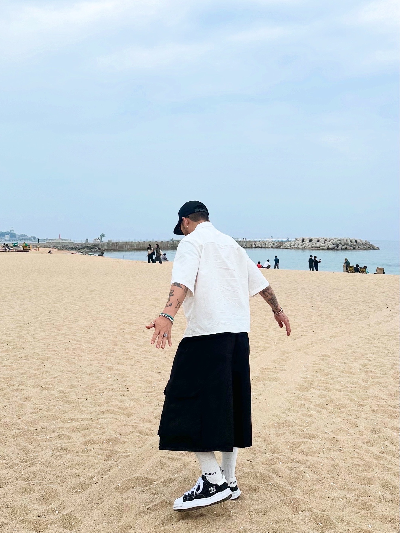 Hysteric Glamour Feel Good Mesh Cap Black, Maison Mihara Yasuhiro Blakey OG Sole Canvas Low-top Sneakers Black White 착용 스타일 - 2