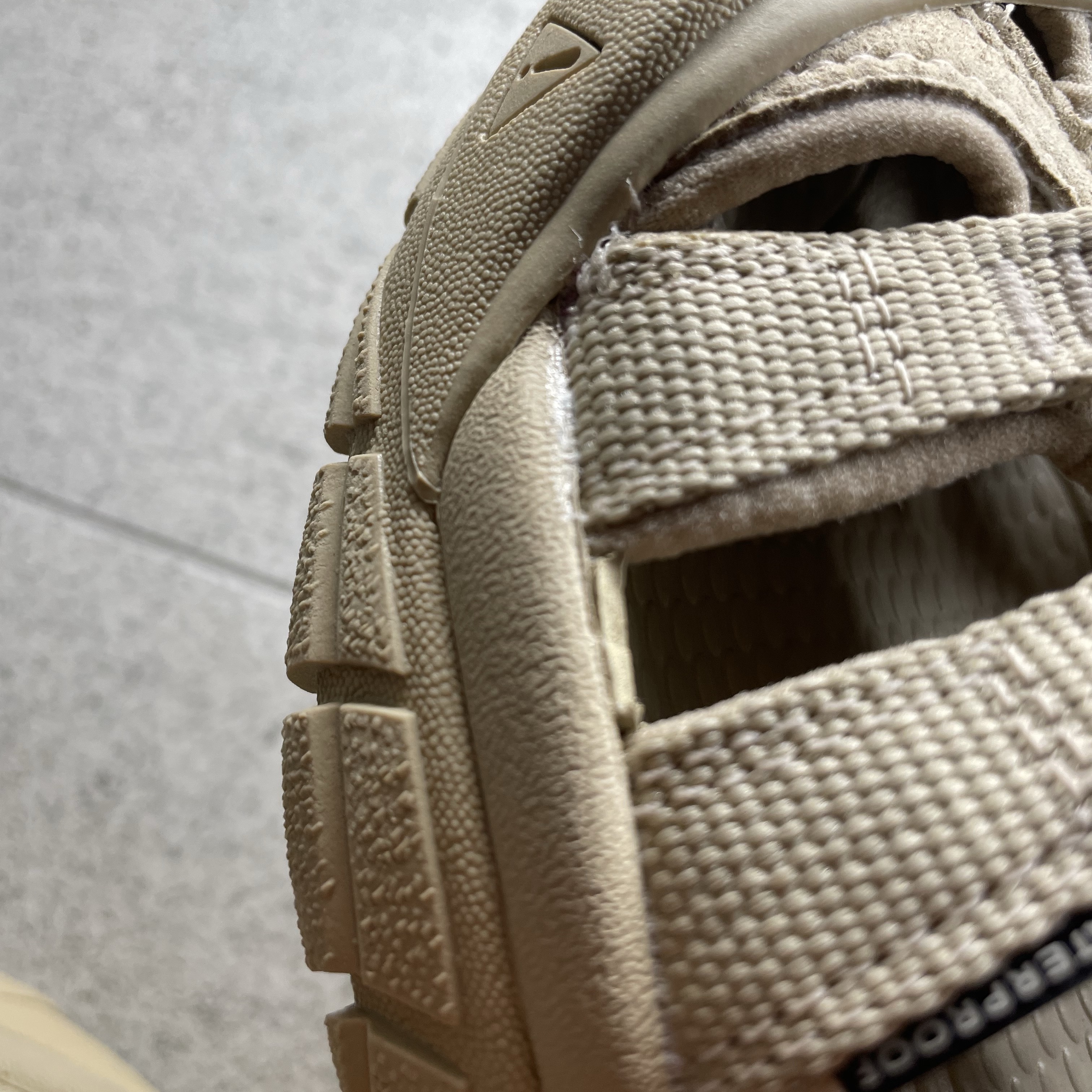 (W) Keen Newport H2 Monochrome Safari 착용 스타일 - 2