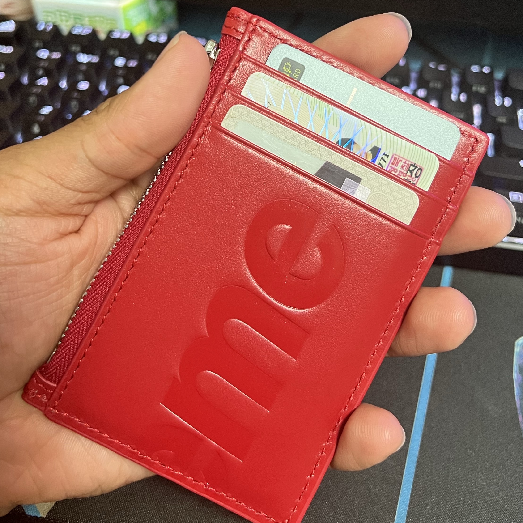 Supreme Leather Zip Card Holder Red 착용 스타일 - 2