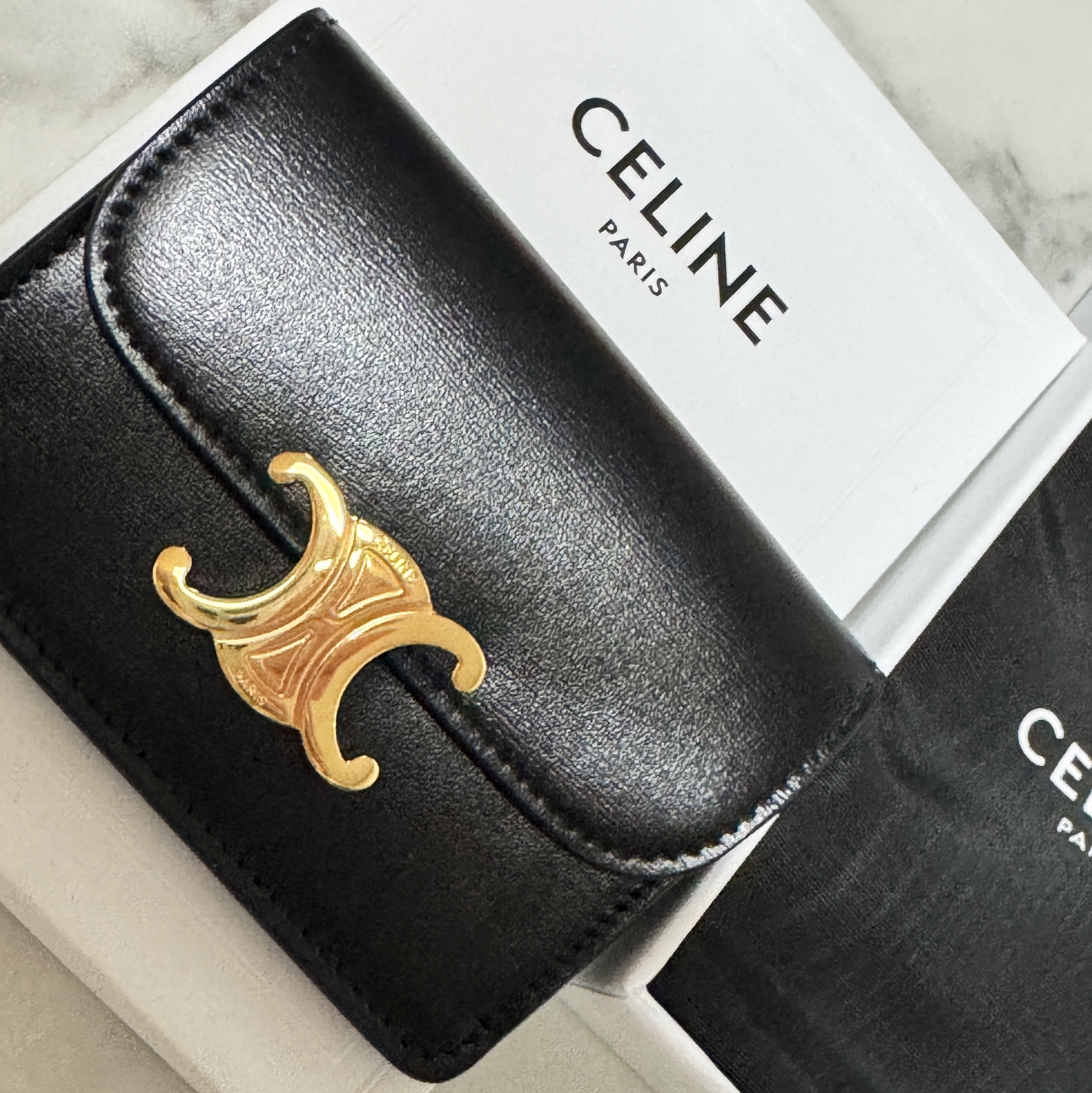 Celine Card Holder with Flap in Shiny Calfskin Black 착용 스타일