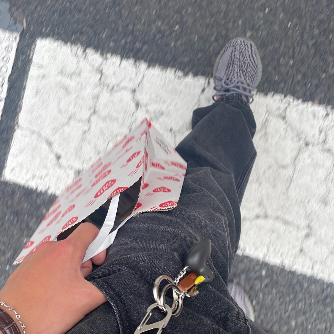 Adidas Yeezy Boost 350 V2 Beluga 2.0, Human Made Duck PVC Key Chain Black 착용 스타일 - 1