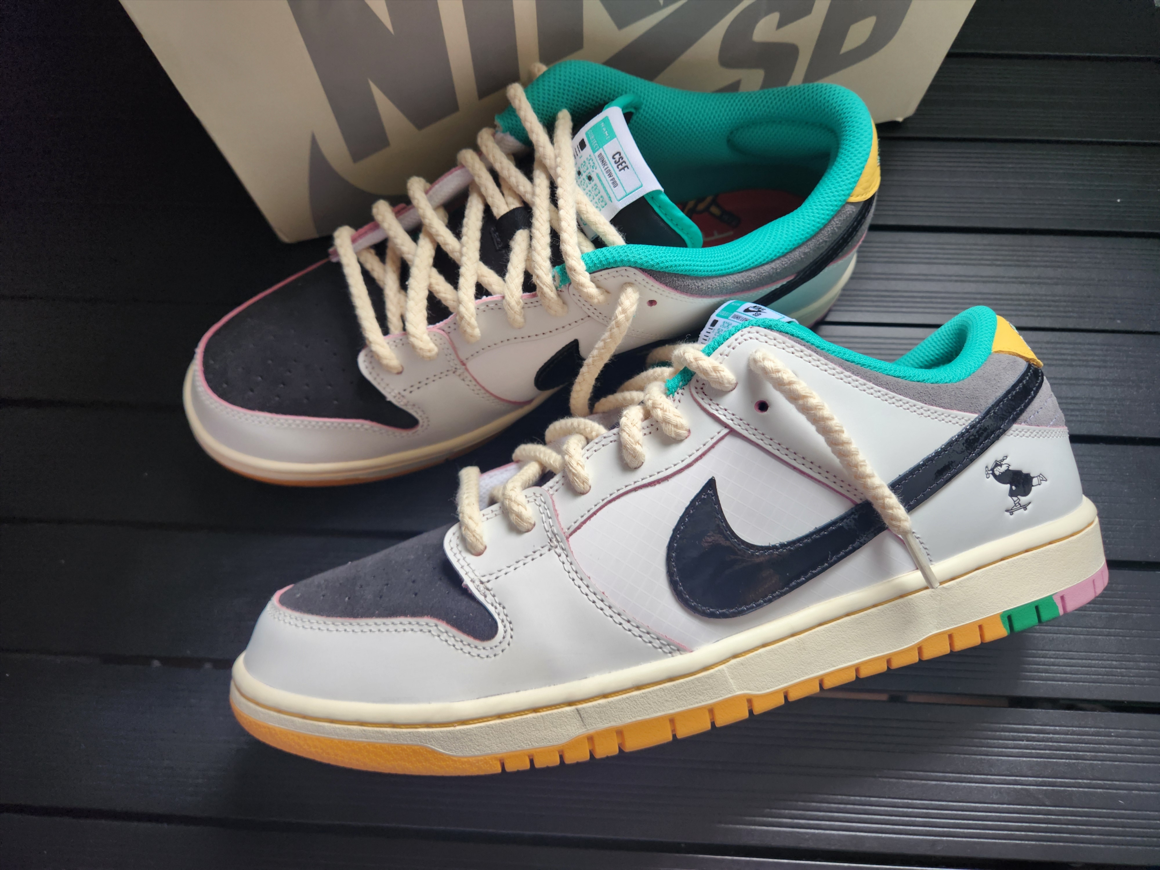 Nike x CSEF SB Dunk Low Pro White and Black 착용 스타일 - 8
