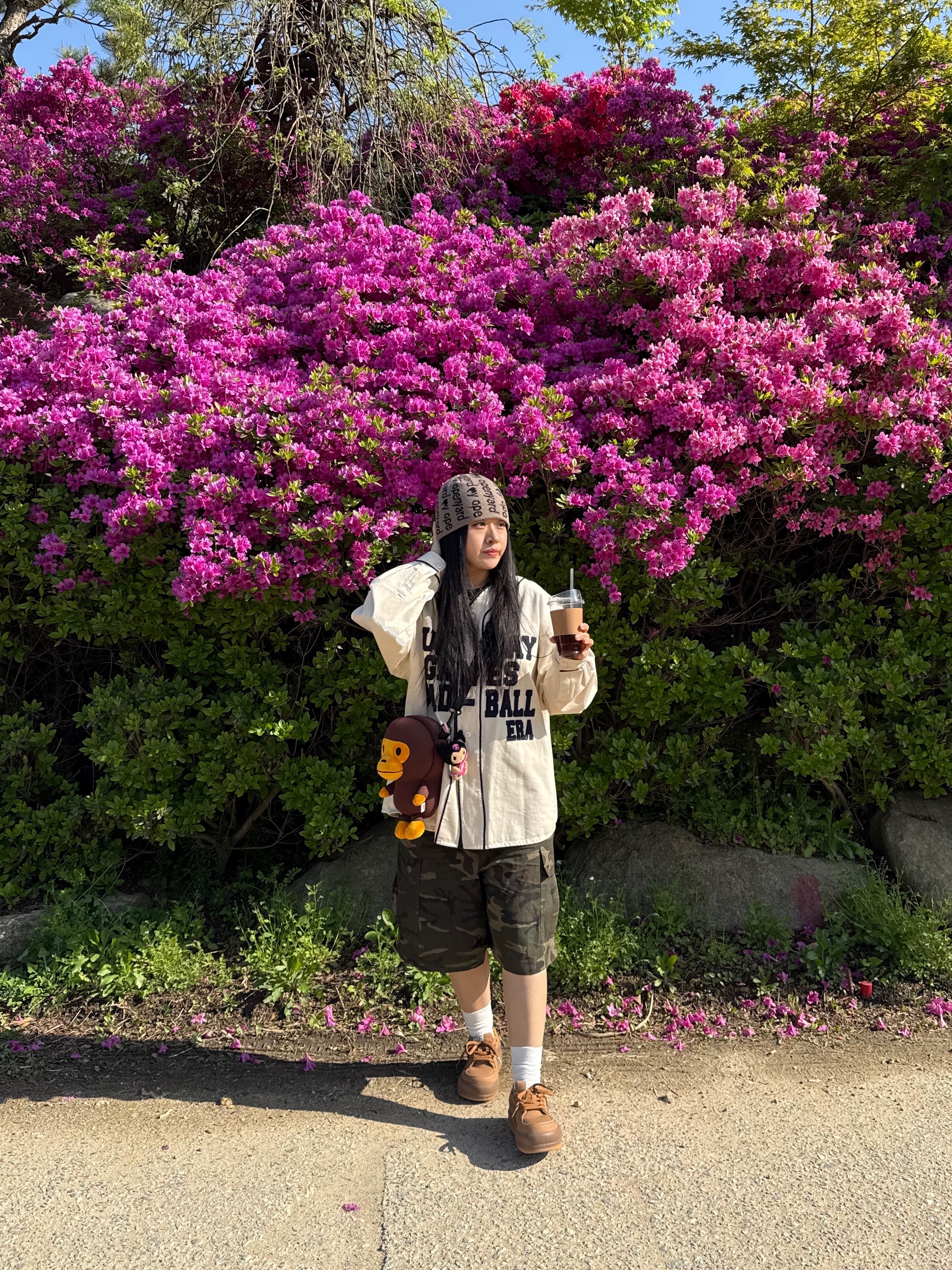 BAPE Baby Milo Plush Cross Bag Brown 착용 스타일 - 2