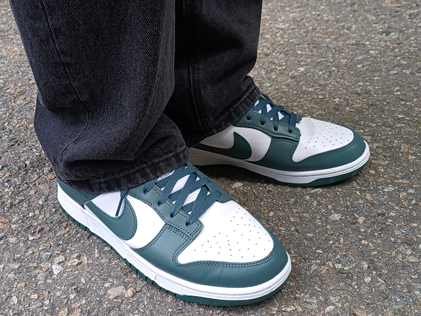 Nike Dunk Low Retro Vintage Green White 착용 스타일 - 1