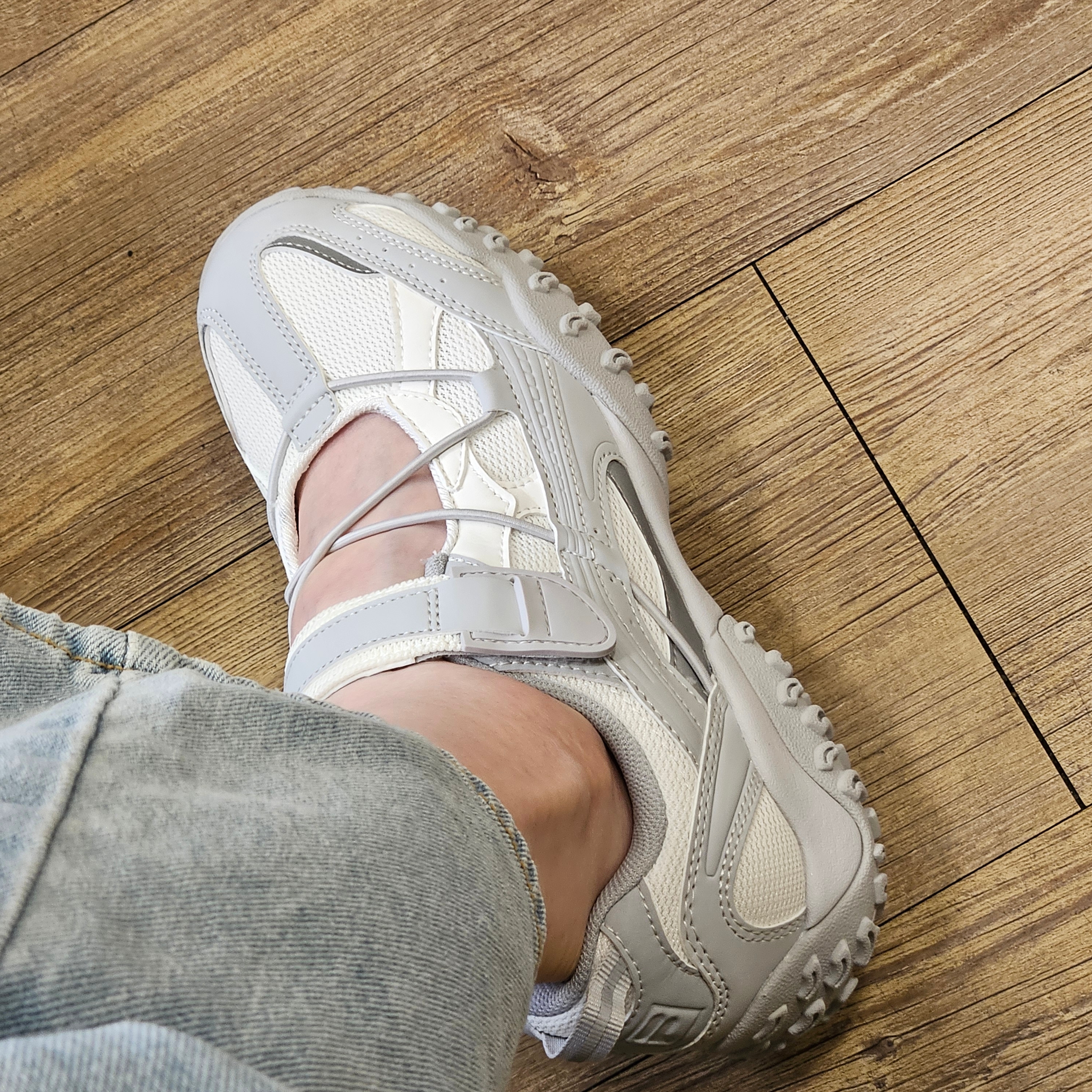 [6% 적립] FILA Echappe Velcro Maryjane Grey 착용 스타일 - 3