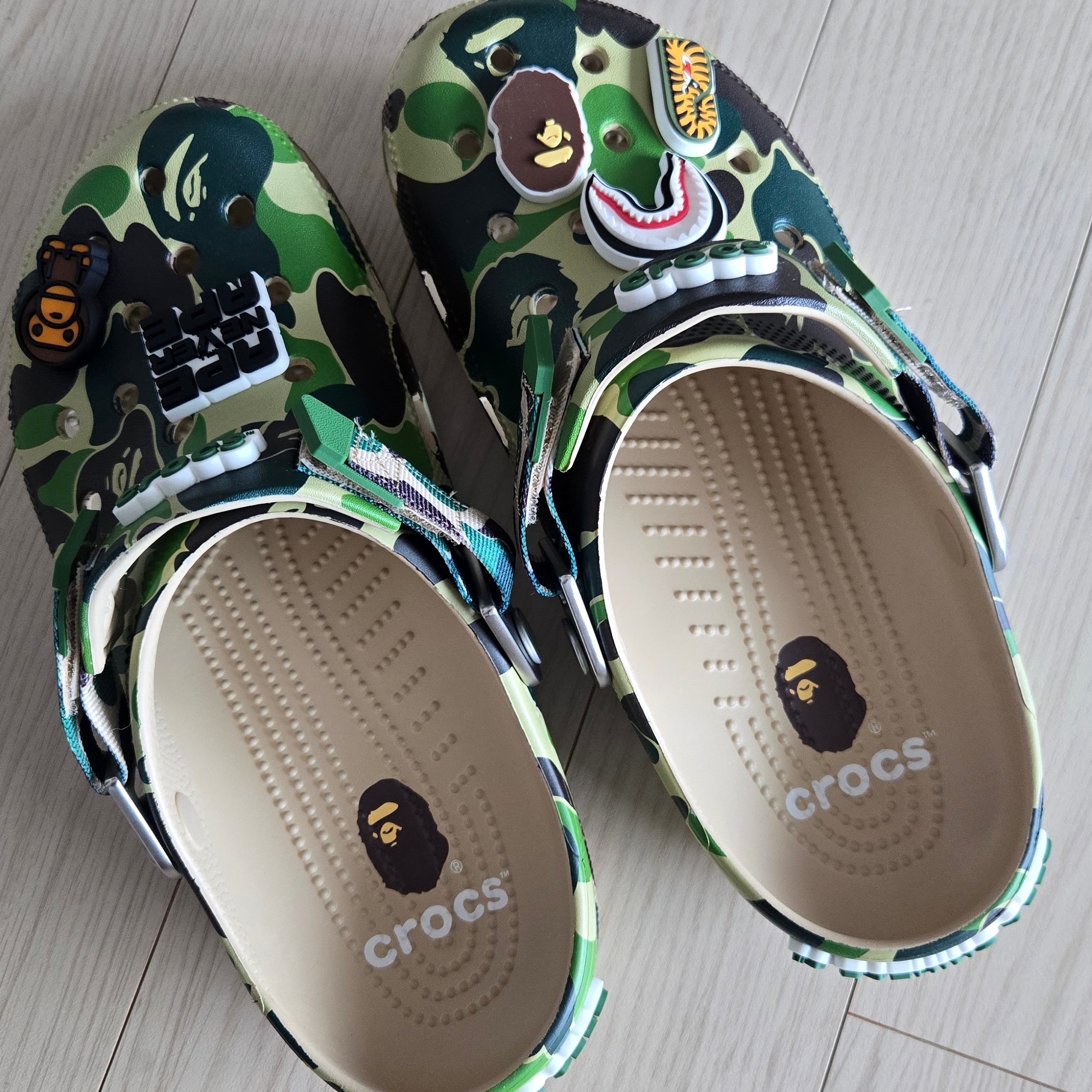 Crocs x BAPE Classic Clog Chai 착용 스타일