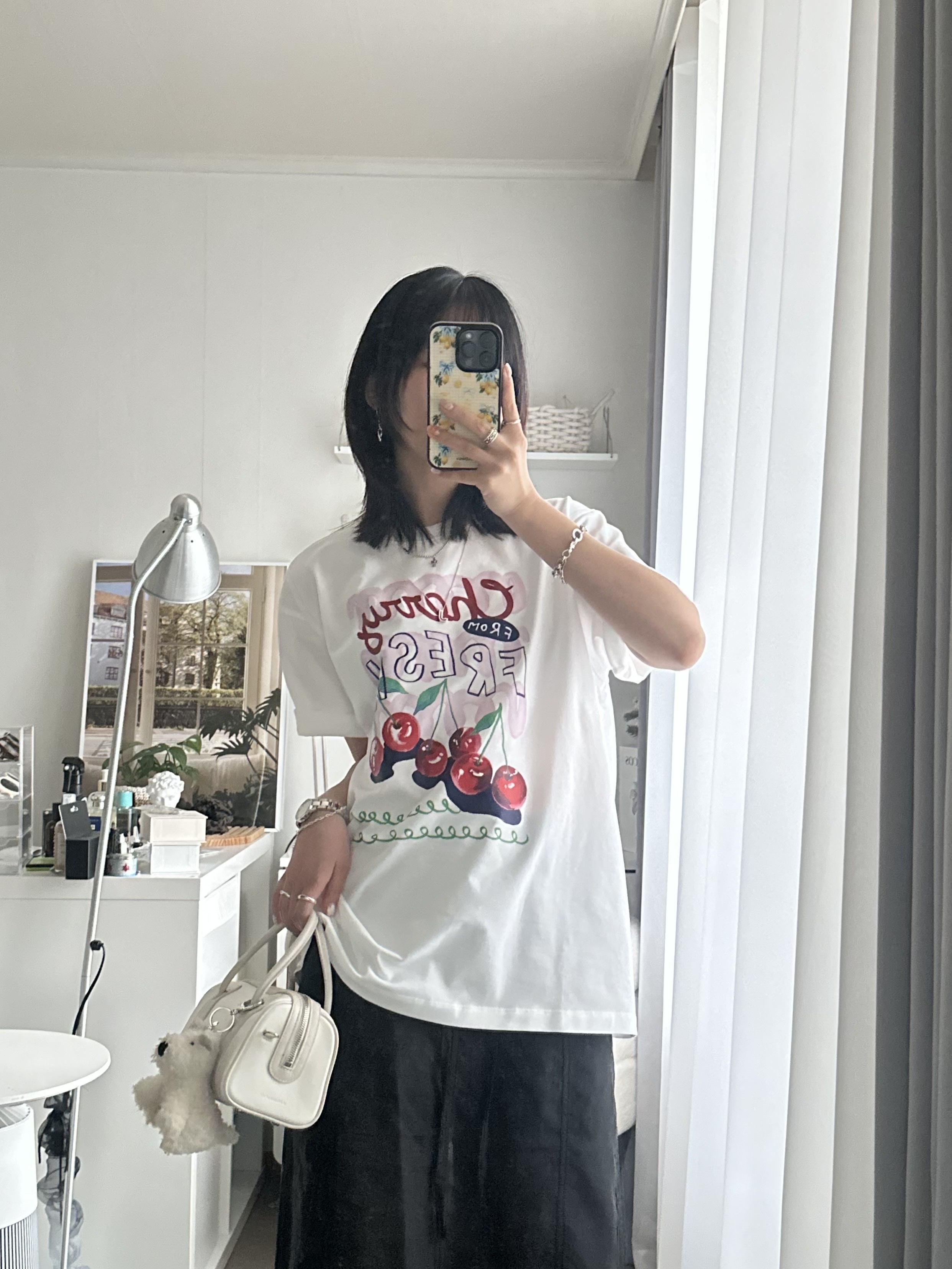 APOA Rueda Mini Bag Off White 착용 스타일 - 2