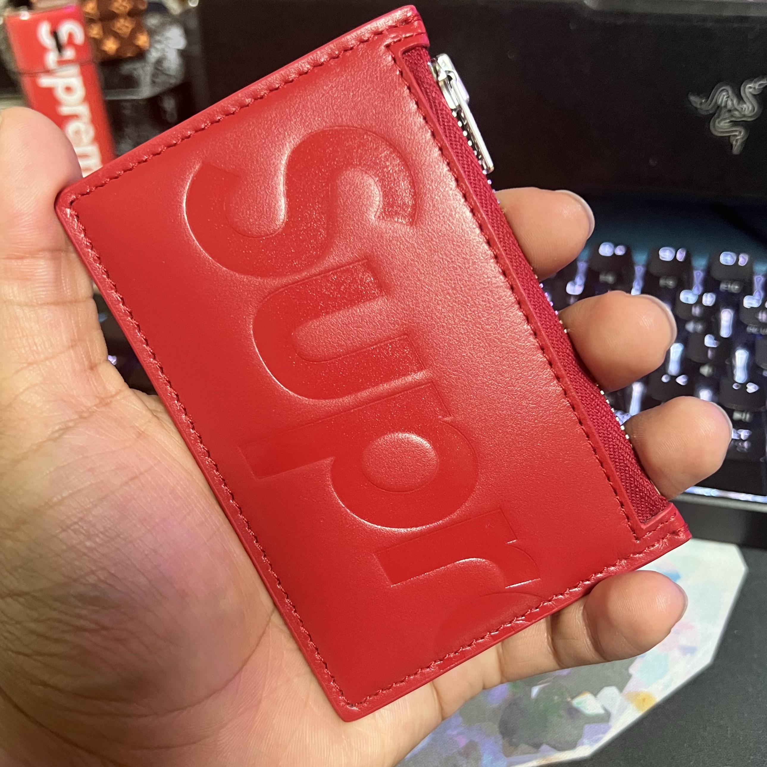 Supreme Leather Zip Card Holder Red 착용 스타일 - 1