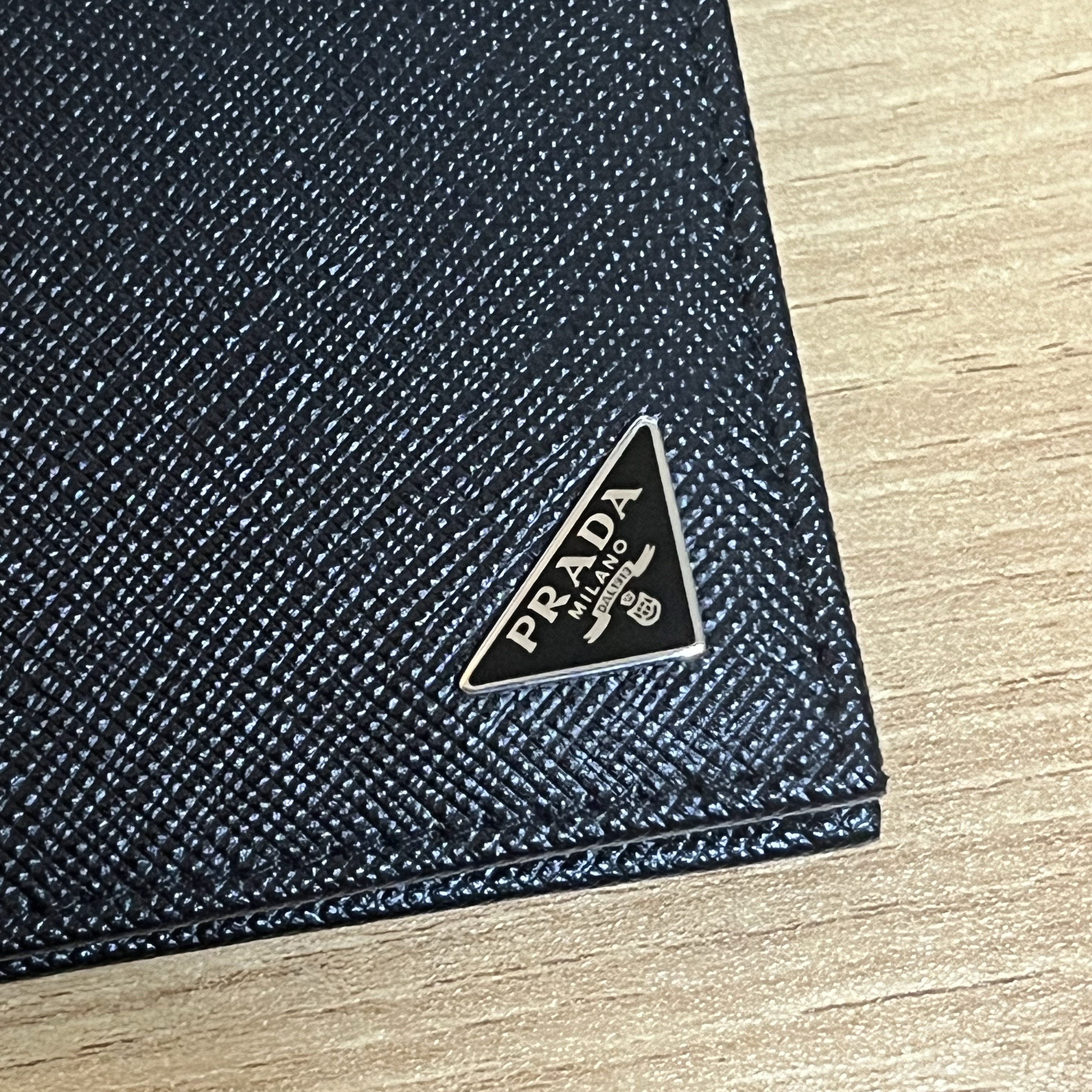 Prada Saffiano Leather Card Holder Black 착용 스타일 - 2