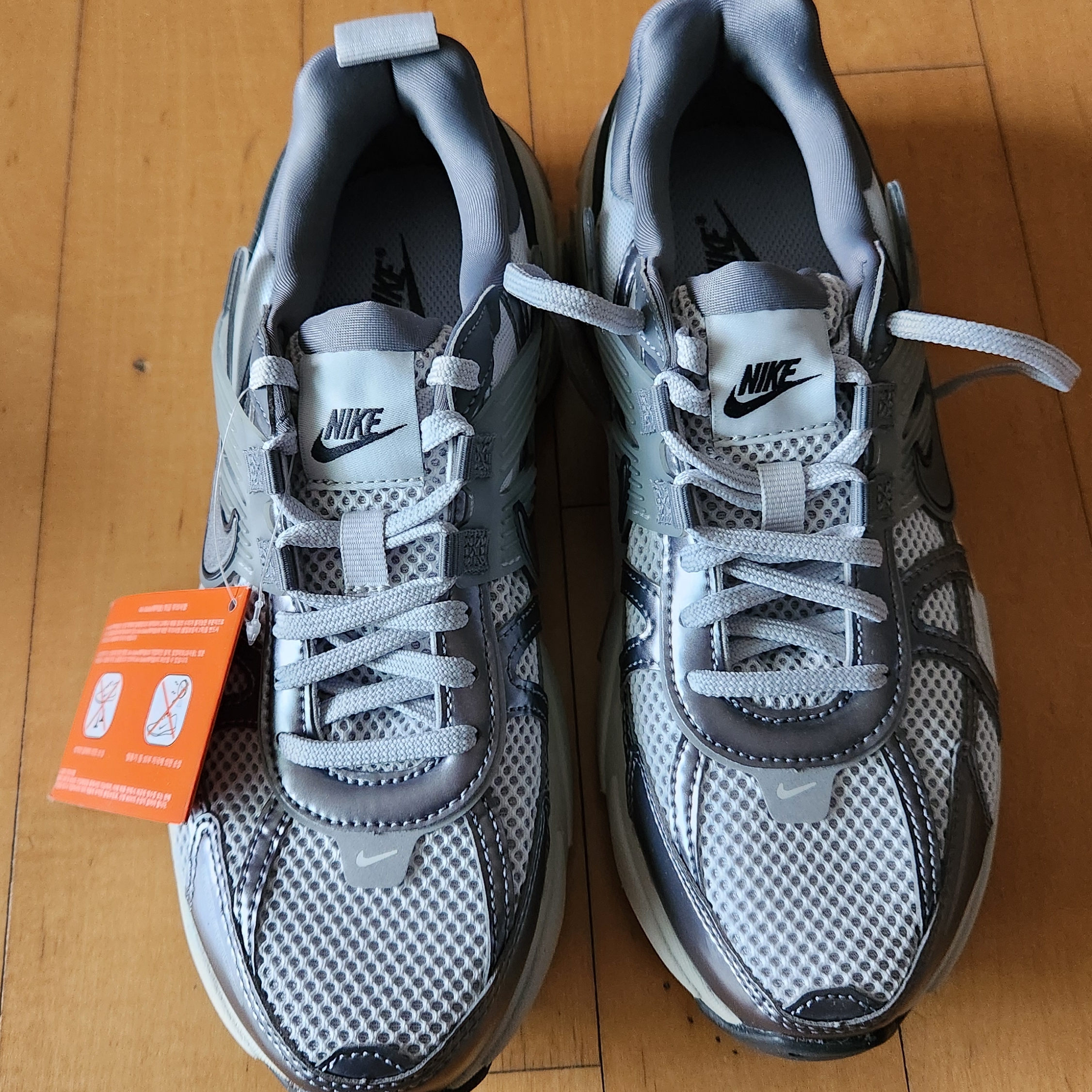 Nike V2K Run Pure Platinum Wolf Grey 착용 스타일