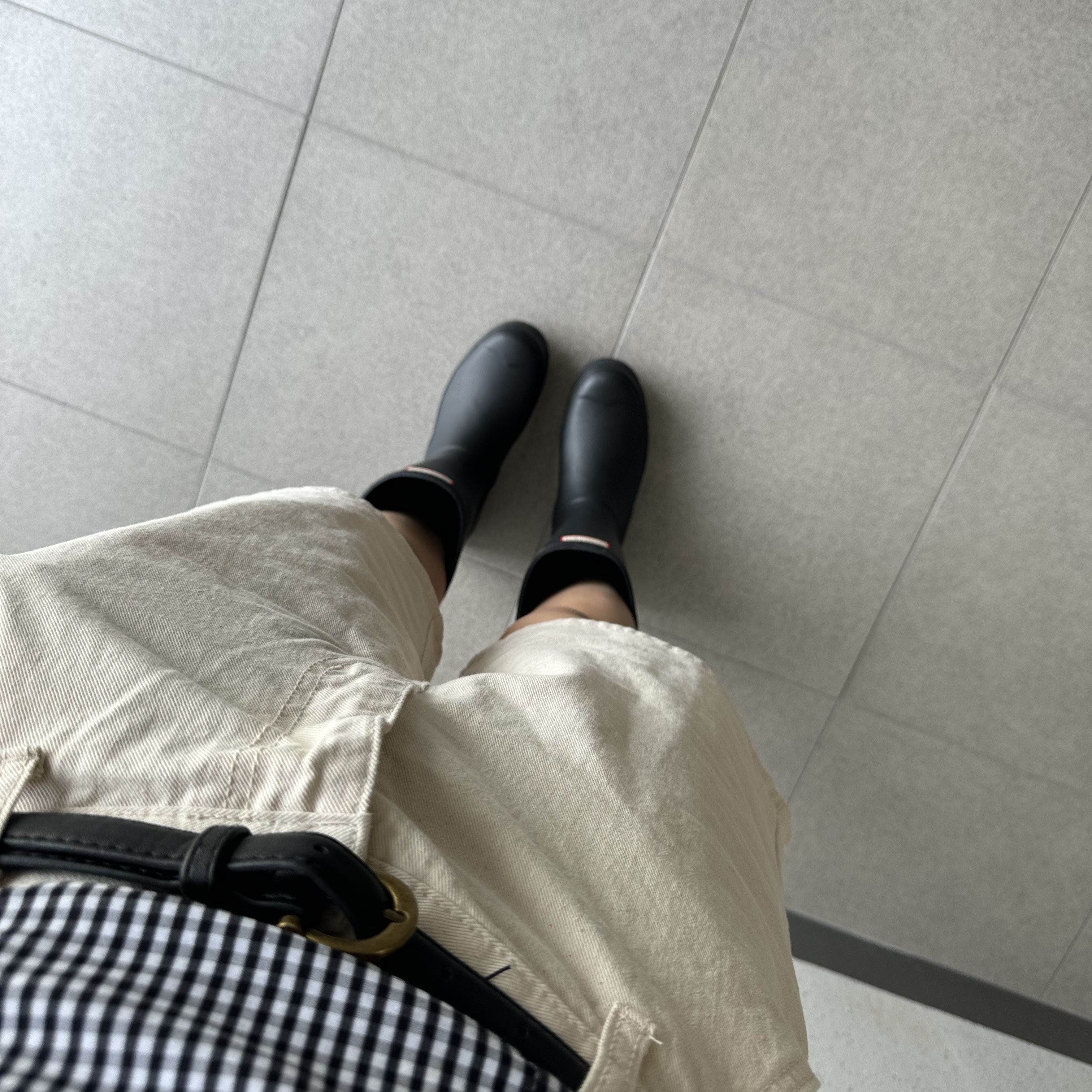 (W) Hunter Play Tall Wellington Rain Boots Black 착용 스타일 - 2