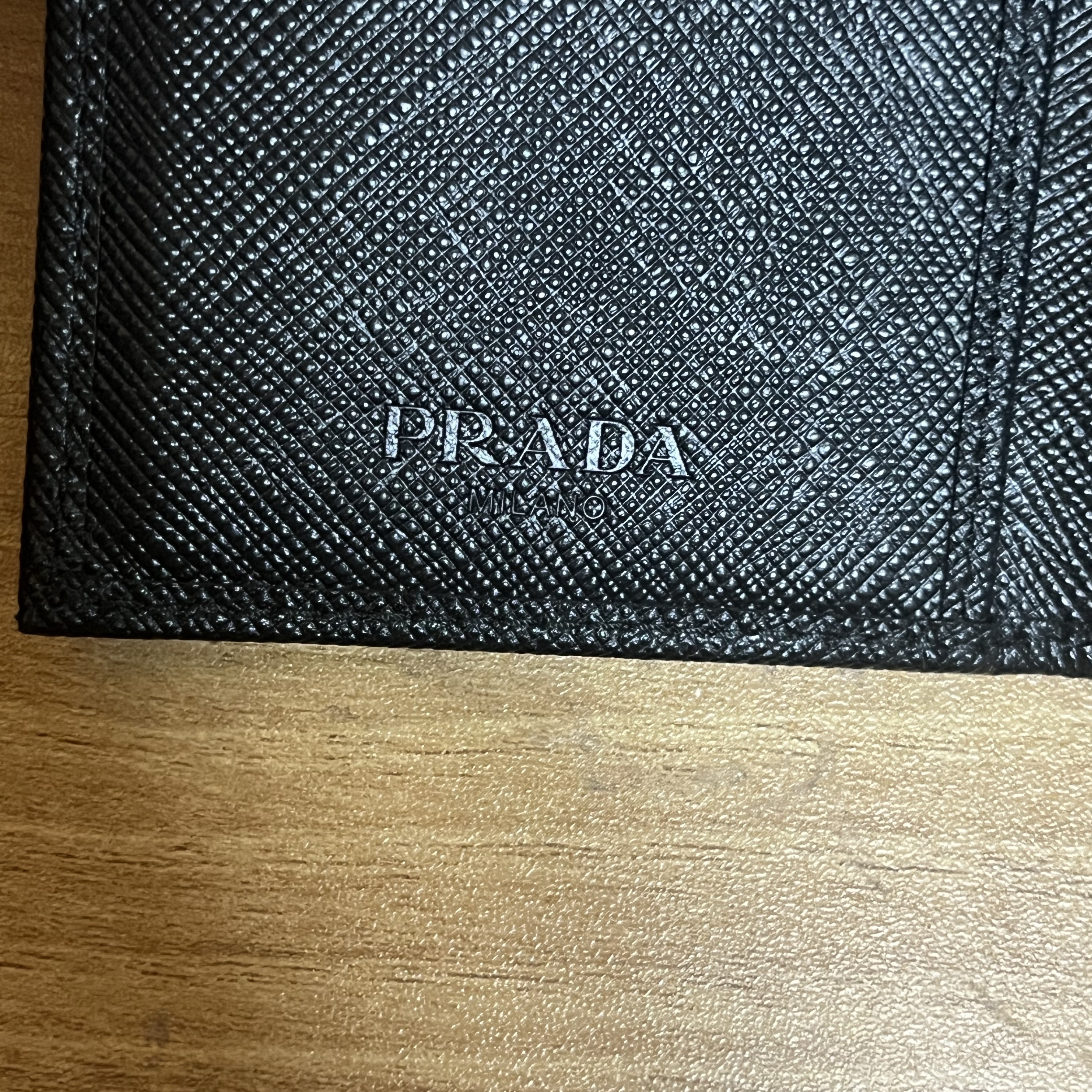 Prada Saffiano Leather Card Holder Black 착용 스타일 - 3