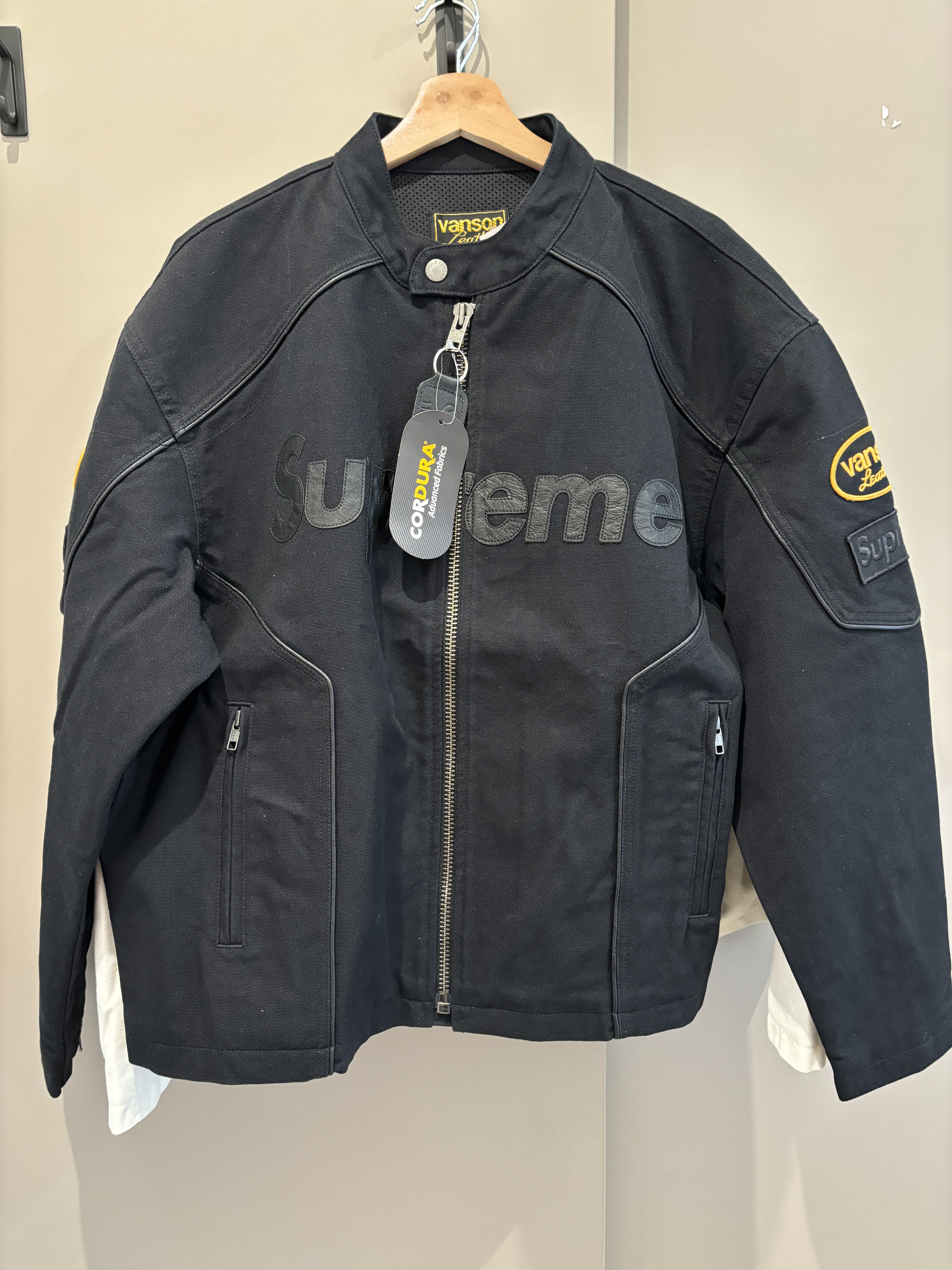 Supreme x Vanson Leathers Cordura Cotton Jacket Black - 25SS, Supreme x Vanson Leathers Cordura Cotton Jacket White - 25SS 착용 스타일 - 3
