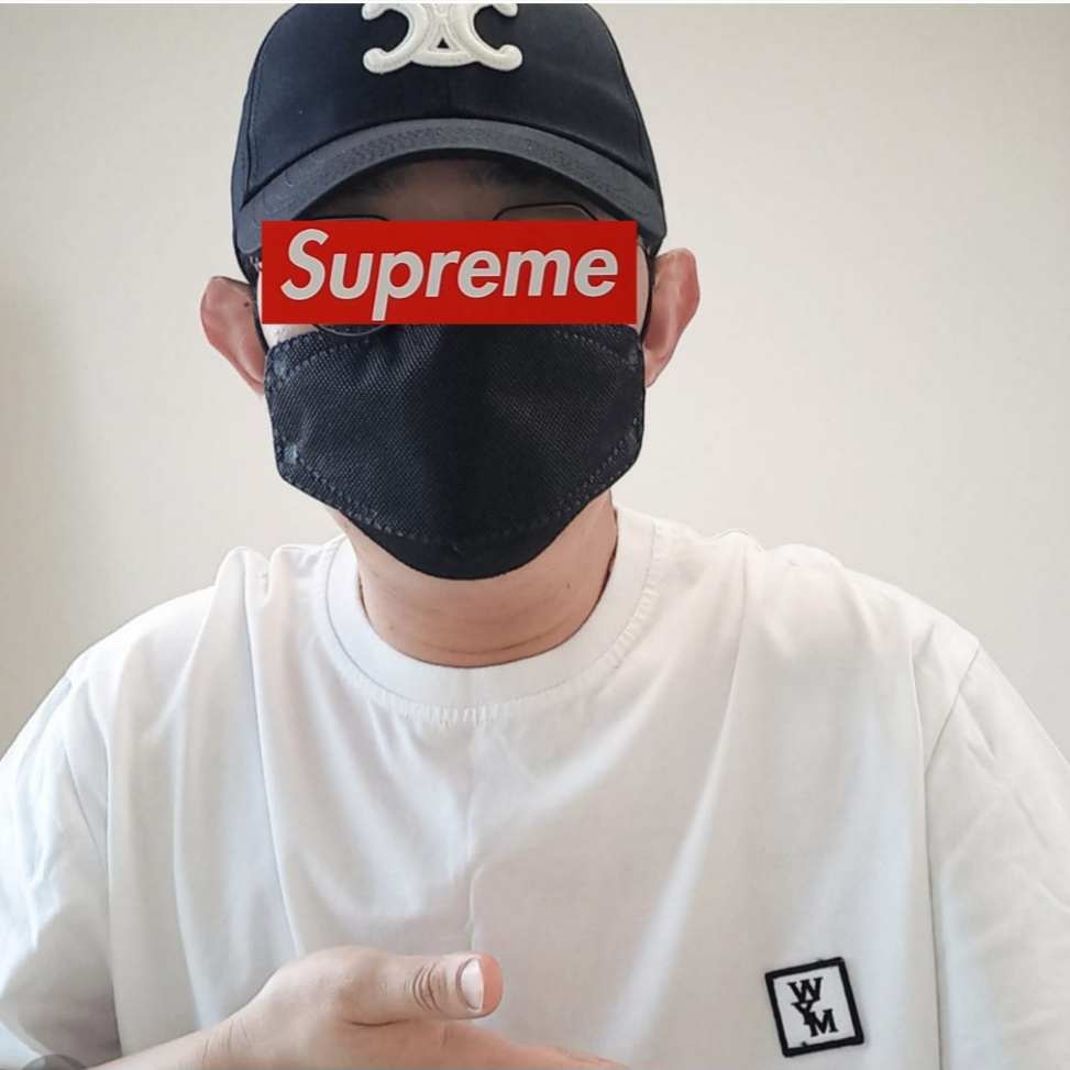(W) Celine Triomphe Baseball Cap in Cotton Black, Wooyoungmi Cotton Back Logo T-Shirt White - 24SS 착용 스타일 - 1