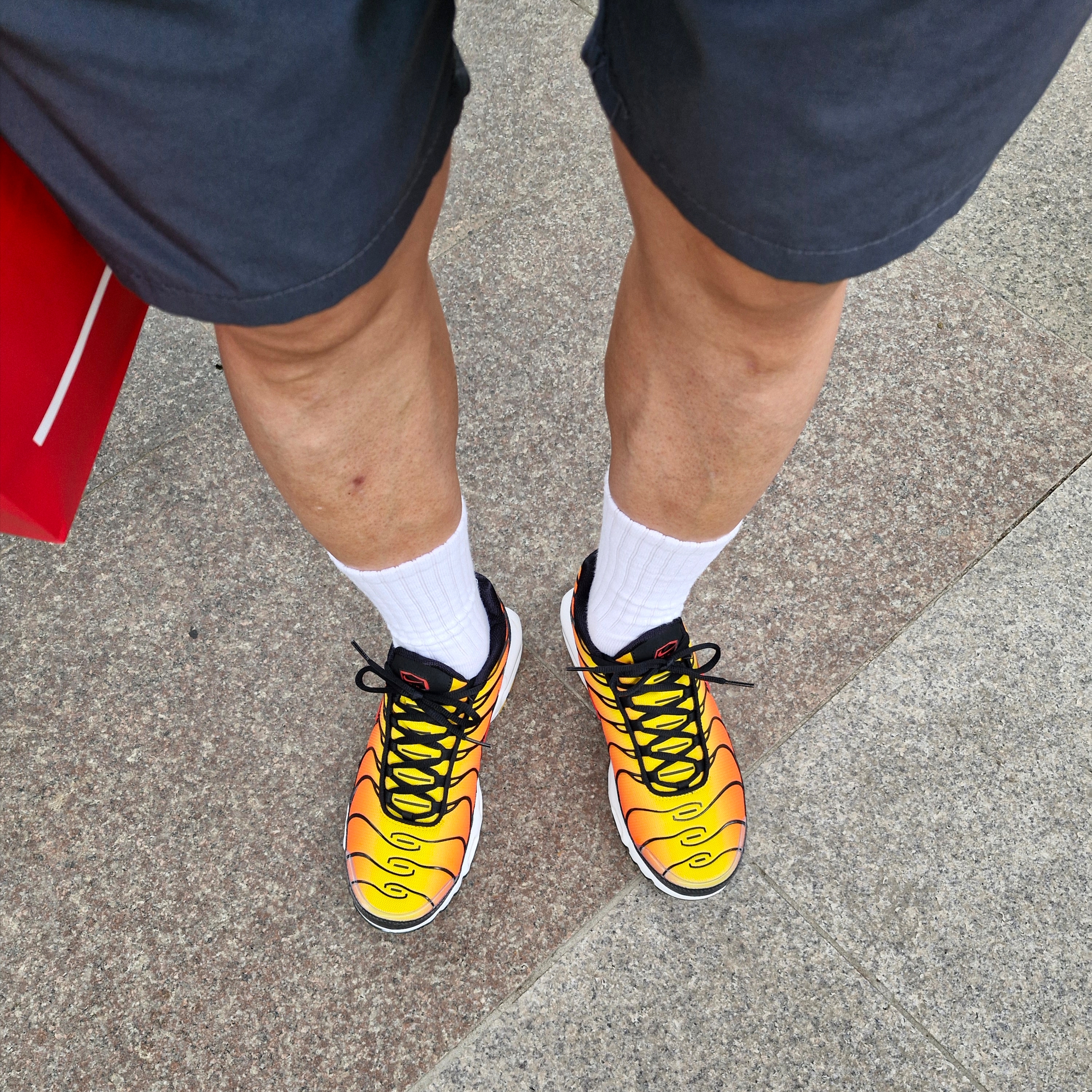 Nike Air Max Plus Bright Ceramic and Tour Yellow 착용 스타일 - 3