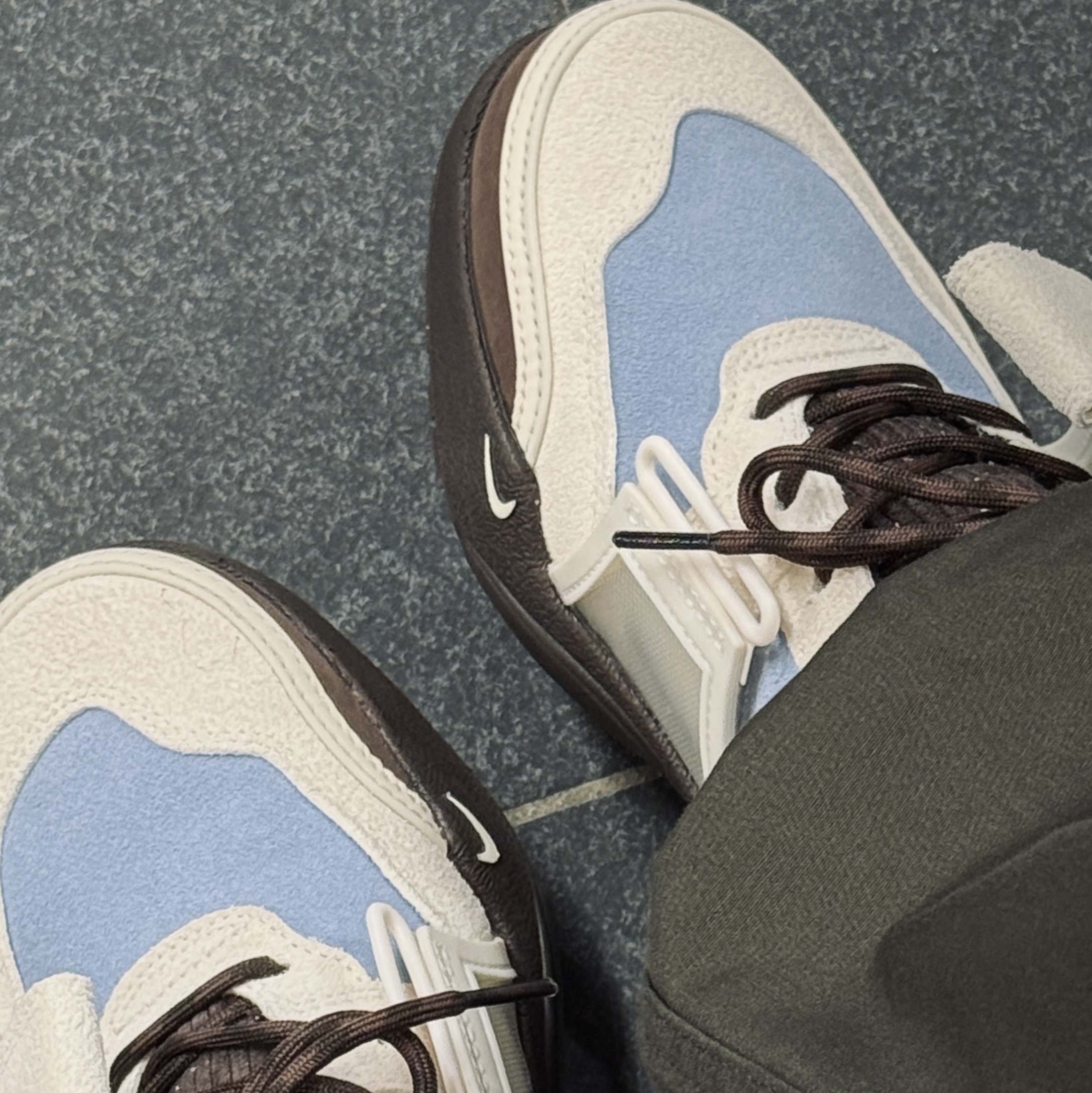 Nike x Travis Scott Zoom Field Jaxx Pale Ivory and Leche Blue 착용 스타일