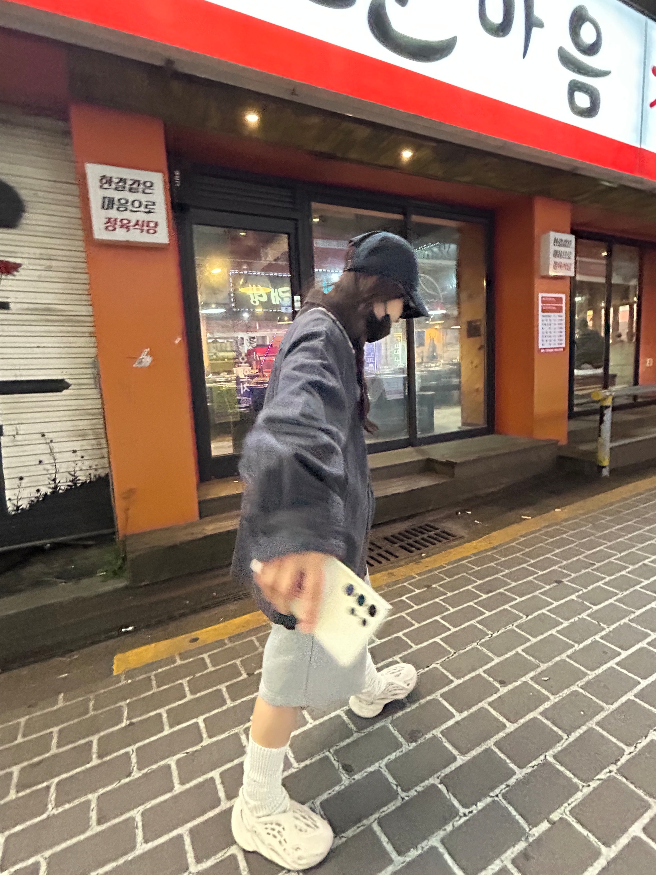 Nike Heritage 86 Futura Washed Cap Black, Adidas Yeezy Foam RNNR Sand 착용 스타일